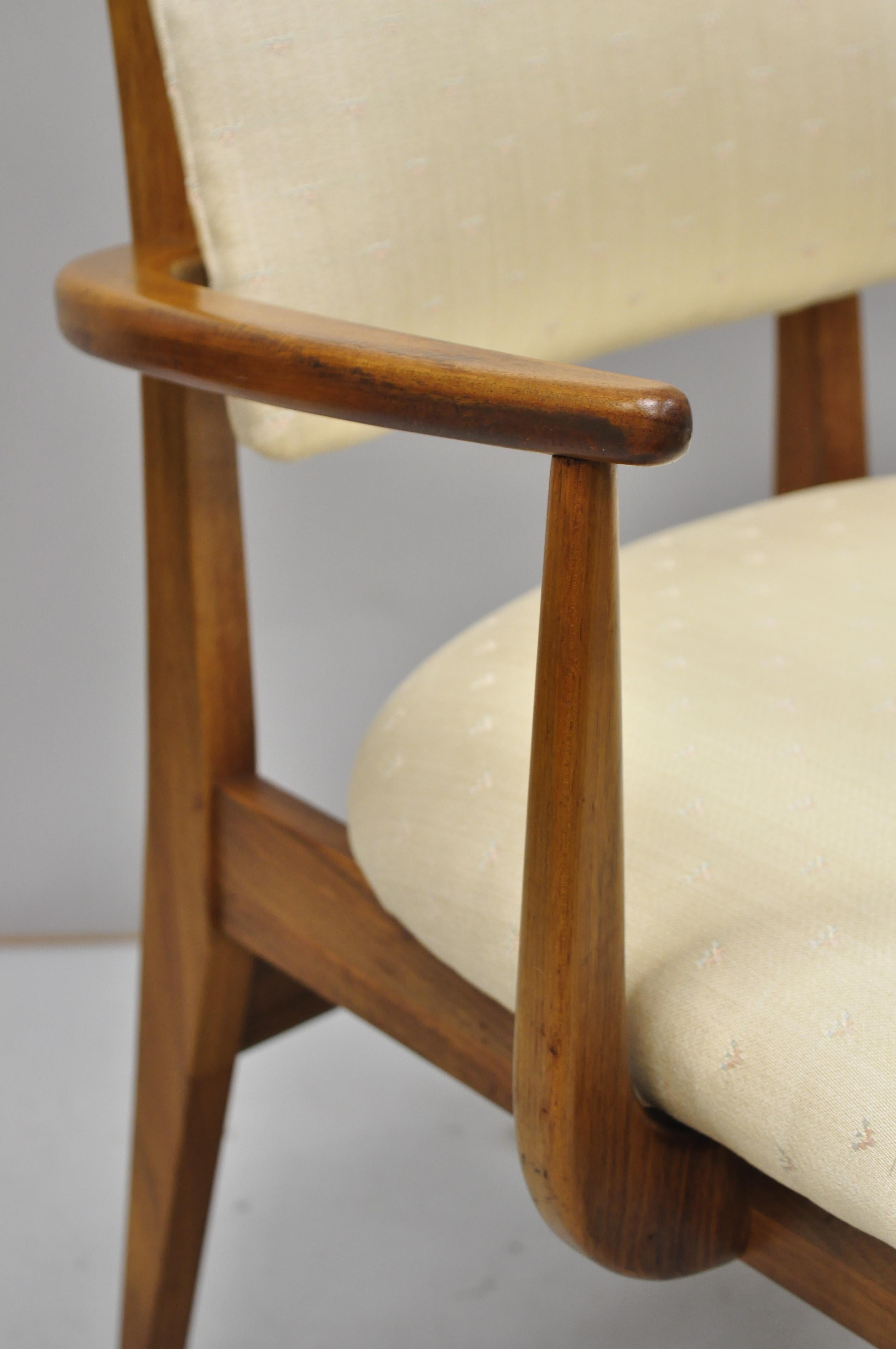 Set of 4 Vintage Midcentury Danish Modern Walnut Dining Room Chairs In Good Condition In Philadelphia, PA