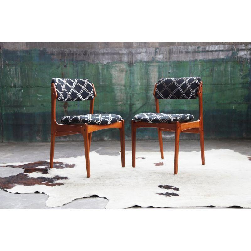 Very stunning and rare set of 4 Original 1960s Erik Buch Model 49 Dark teak dining chairs Produced by Oddense Maskinsnedkeri A/S in Denmark.

The set of chairs have been freshly reupholstered. They would be very easy to upholster again in your own