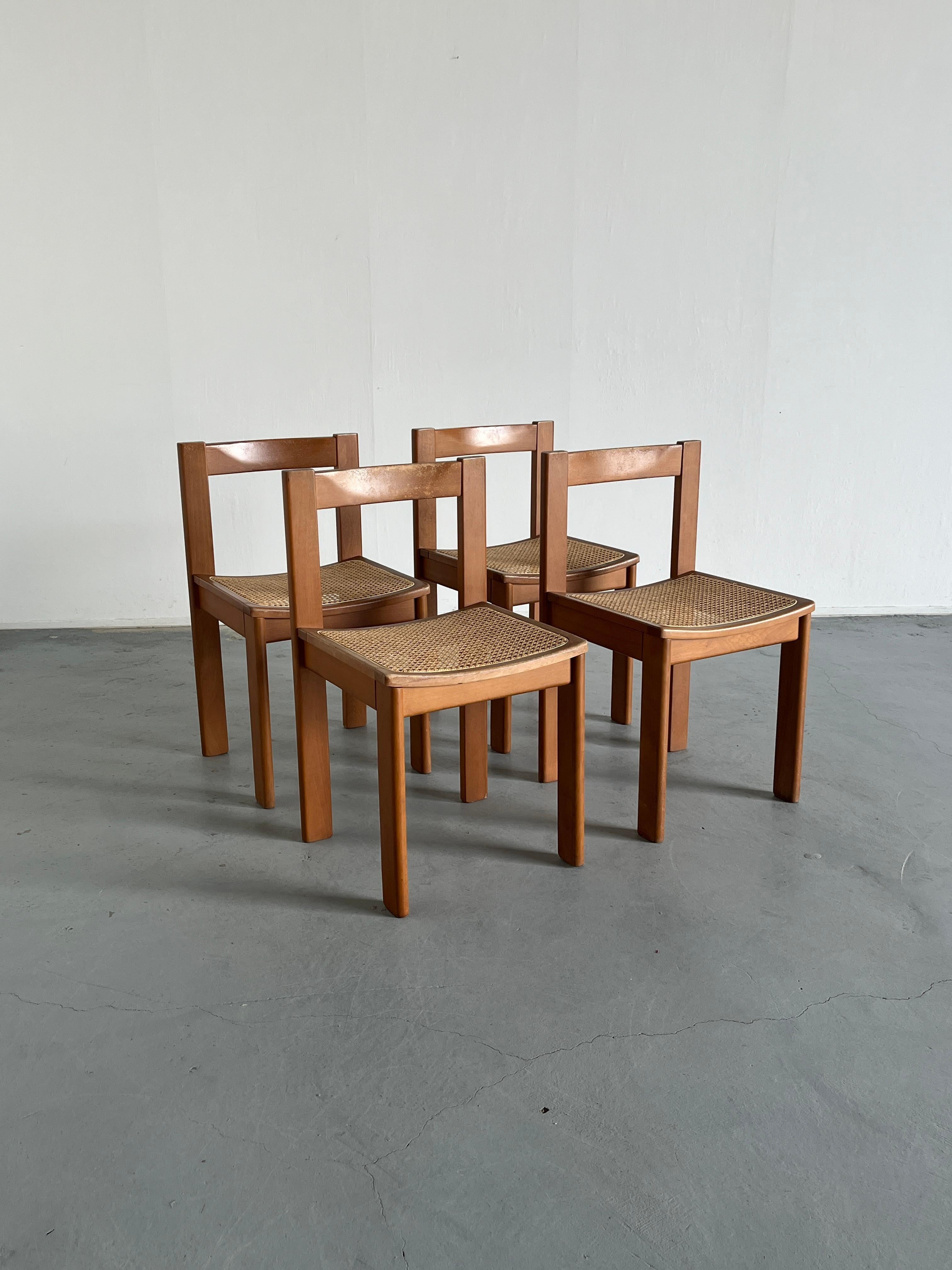 Mid-Century Modern Ensemble de 4 chaises de salle à manger constructivistes vintage en bois, années 1960 en vente
