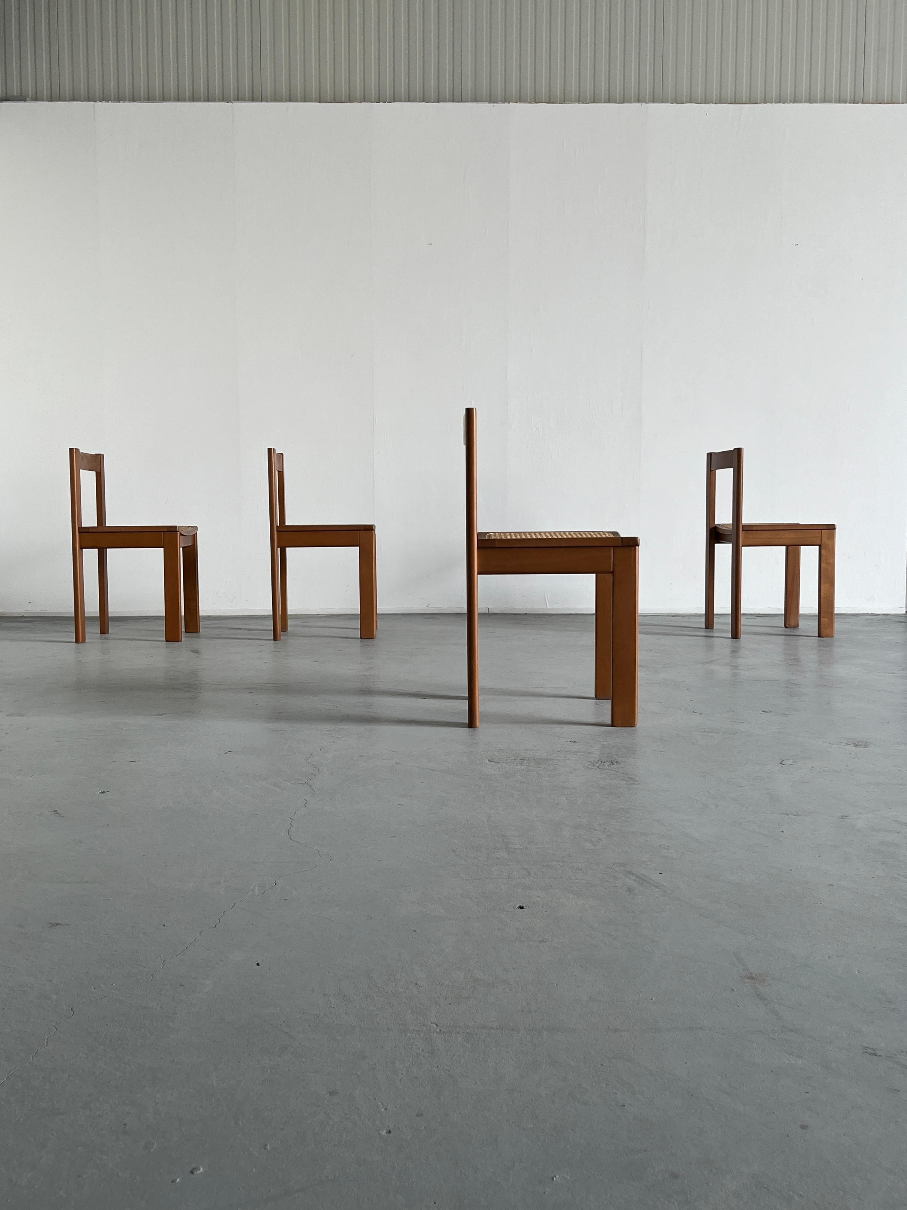 Ensemble de 4 chaises de salle à manger constructivistes vintage en bois, années 1960 en vente 1