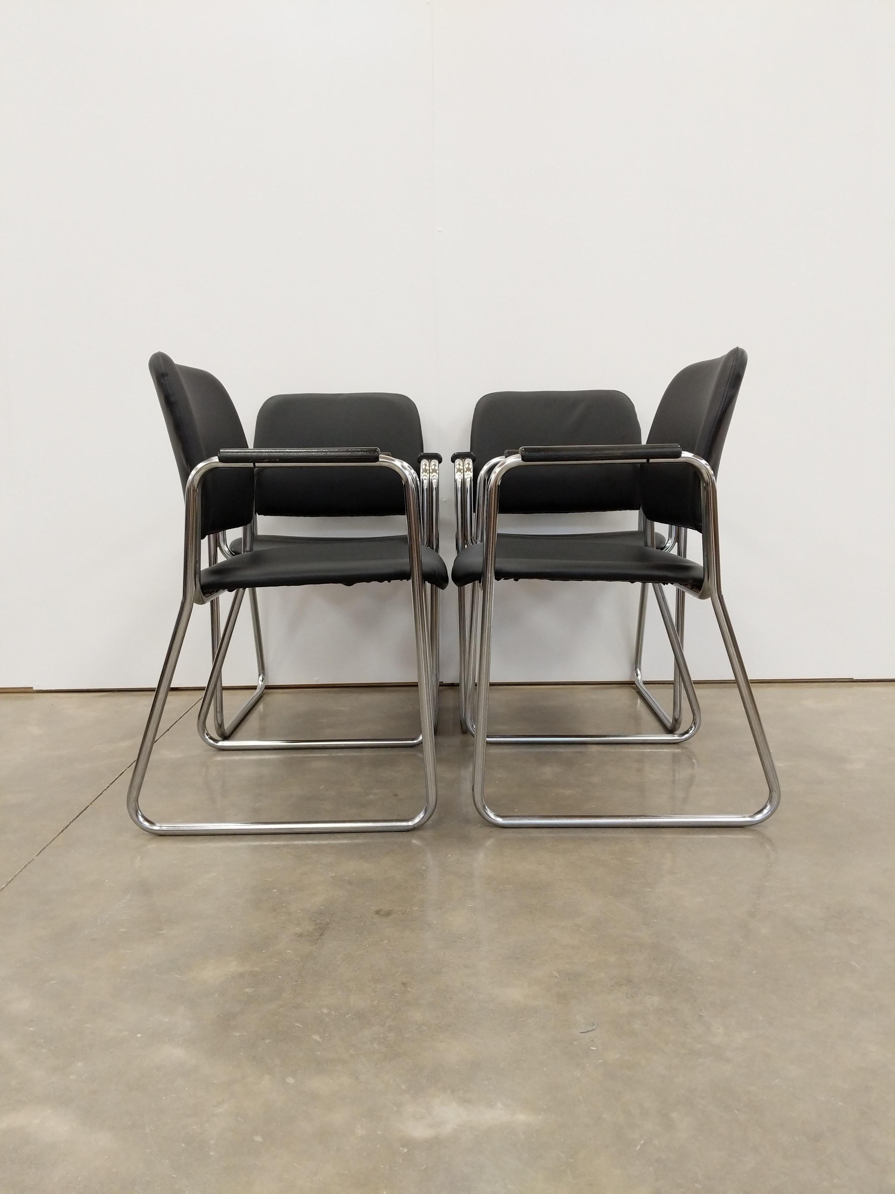 Ensemble de 4 chaises tchèques authentiques et modernes du milieu du siècle dernier.

Nous pouvons diviser ce set en paires si vous ne voulez que 2 chaises, contactez-nous.

Cet ensemble est en très bon état, avec une sellerie neuve et très peu de