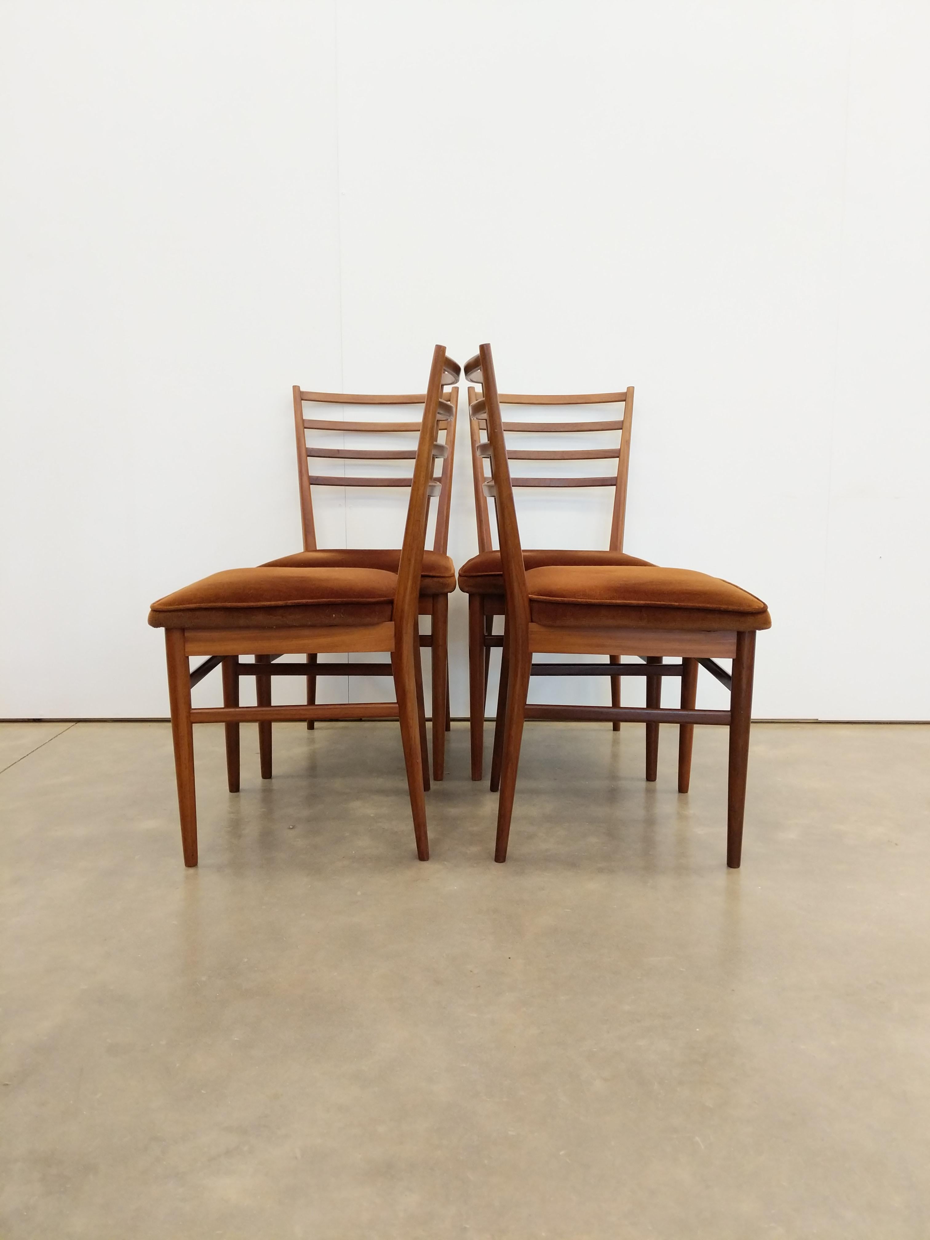 Satz von 4 Mid Century Modern Esszimmerstühlen von Meredew (Britisch) im Angebot