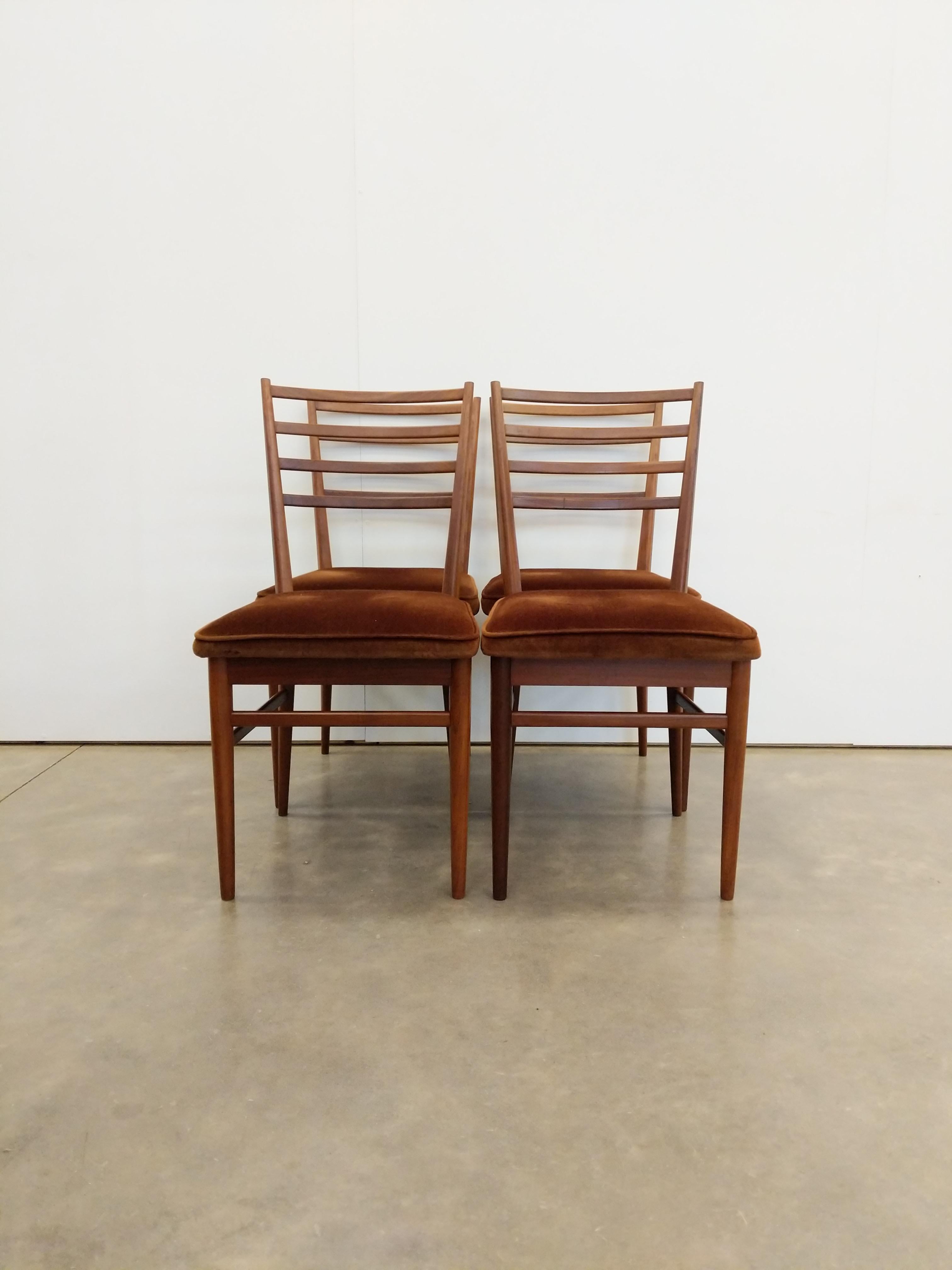 Satz von 4 Mid Century Modern Esszimmerstühlen von Meredew im Zustand „Gut“ im Angebot in Gardiner, NY