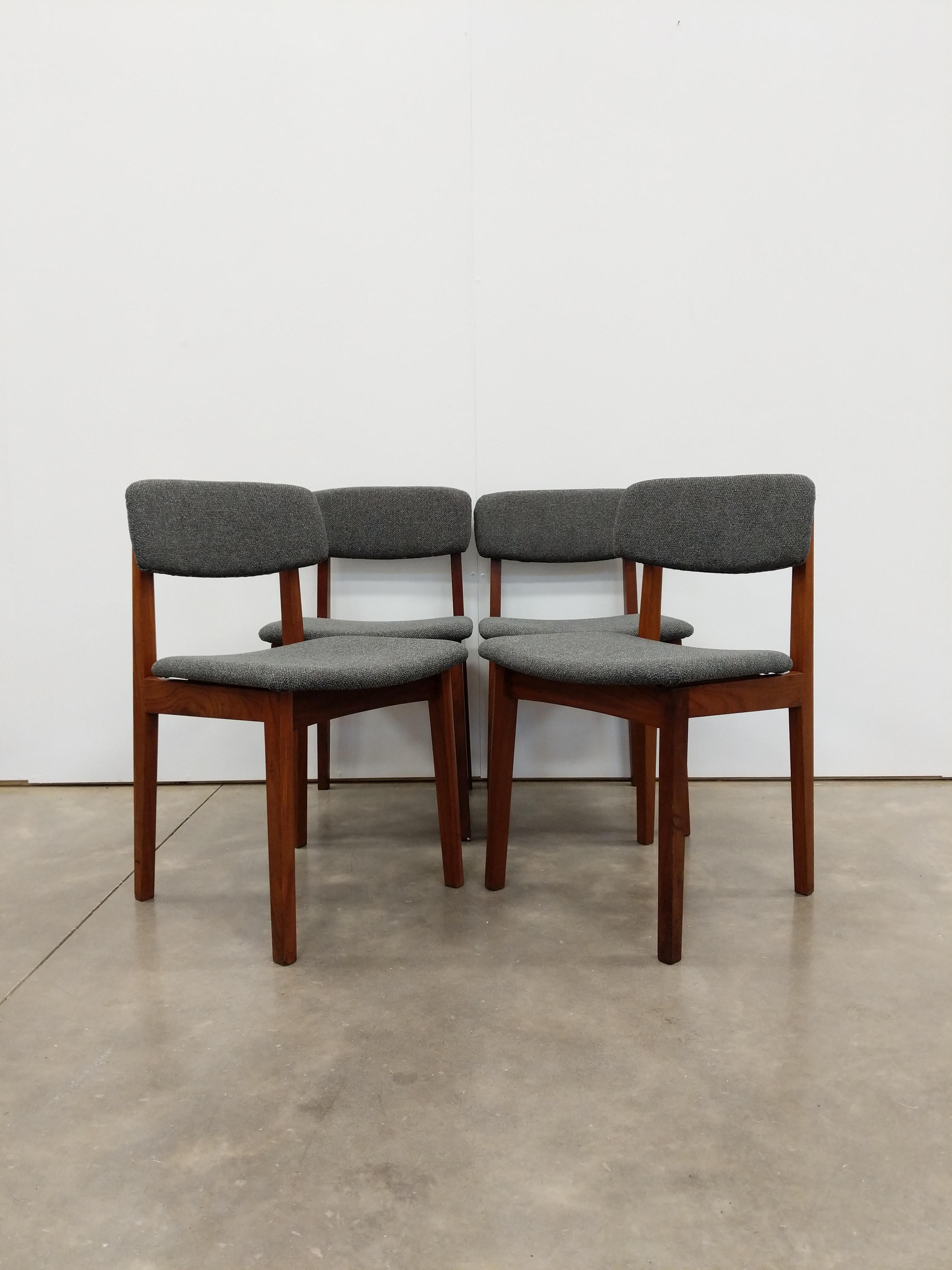 Ensemble de 4 chaises de salle à manger en noyer authentiquement vintage et moderne du milieu du siècle.

Par RS Associates.

Marque du fabricant sur le fond.

Cet ensemble est en excellent état, avec peu de signes d'usure liée à l'âge et une