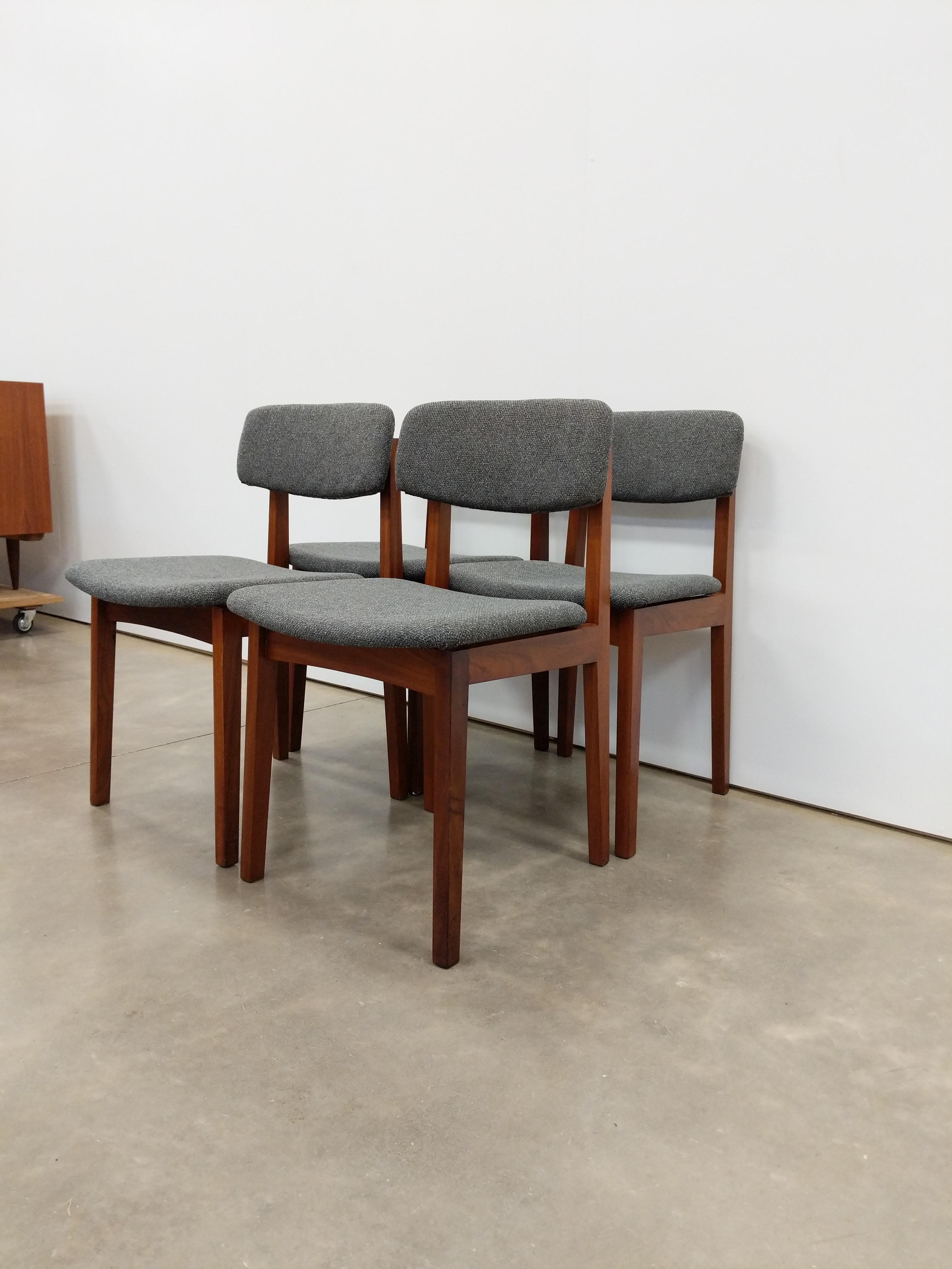 20ième siècle Ensemble de 4 chaises de salle à manger modernes du milieu du siècle dernier par RS Associates