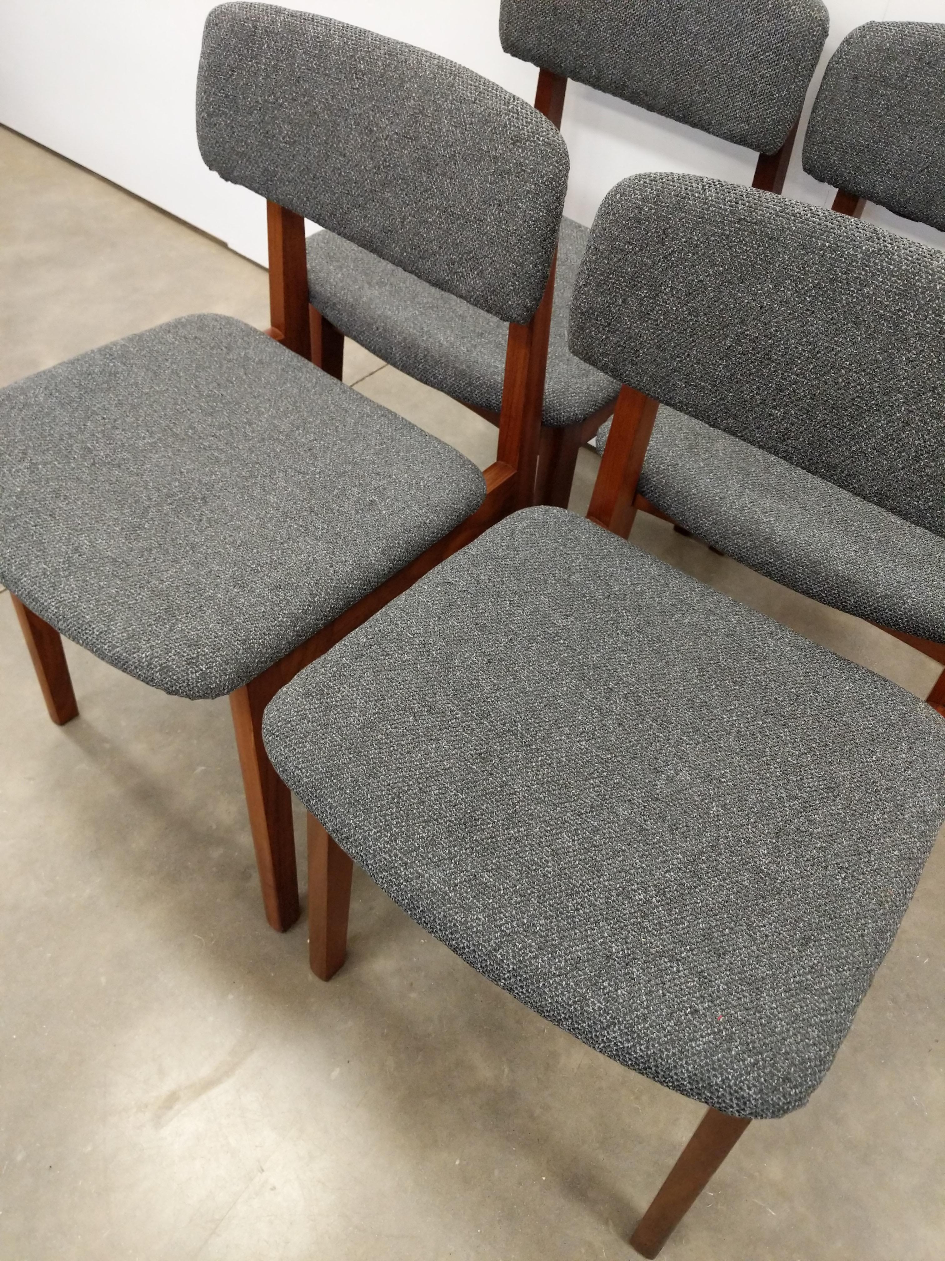 Noyer Ensemble de 4 chaises de salle à manger modernes du milieu du siècle dernier par RS Associates