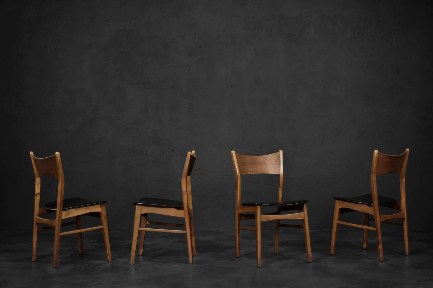 Cet ensemble de quatre chaises a été fabriqué au Danemark dans les années 1960. Le cadre est en bois de hêtre dans une teinte chaude de marron. Le dossier est en teck et profilé pour assurer le confort d'utilisation. Le siège est à l'origine