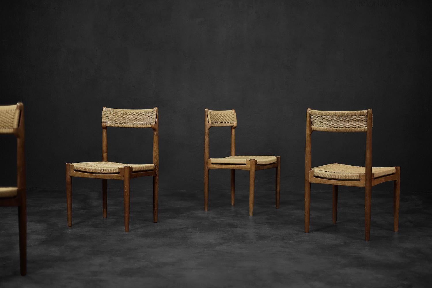 Milieu du XXe siècle Jeu de 4 chaises de salle à manger scandinave moderne du milieu du siècle dernier en chêne et corde à papier en vente