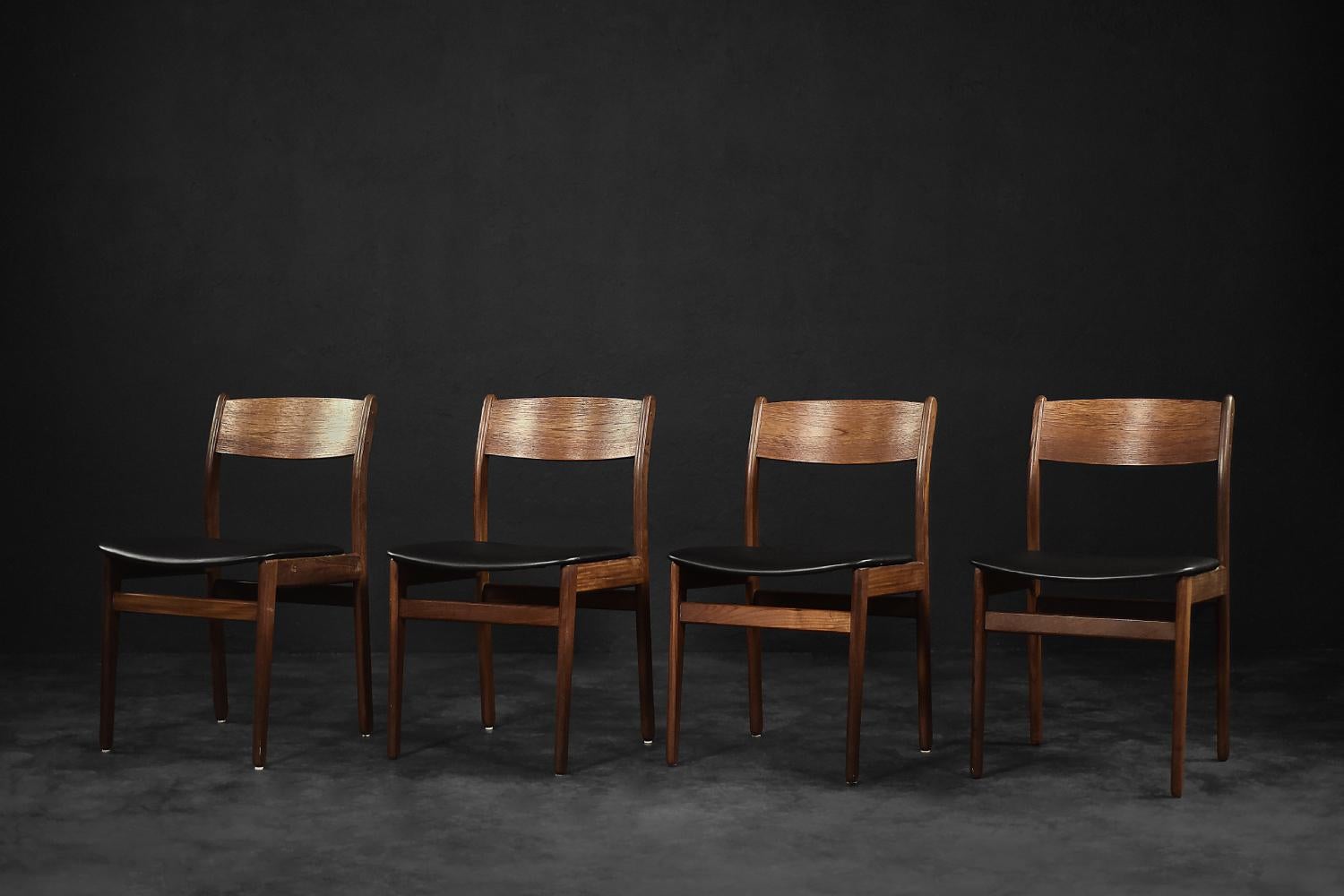 Mid-Century Modern Ensemble de 4 chaises de salle à manger scandinaves modernes du milieu du siècle dernier en teck et vinyle en vente