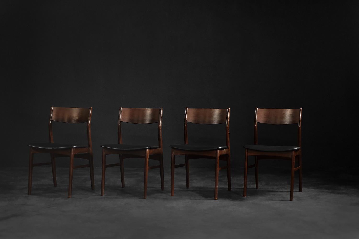Cet ensemble de quatre chaises vintage a été fabriqué au Danemark dans les années 1960. L'élégant cadre est en bois de hêtre dans une teinte brun chocolat. Le dossier est en bois de rose. Le dossier légèrement incliné s'harmonise parfaitement avec