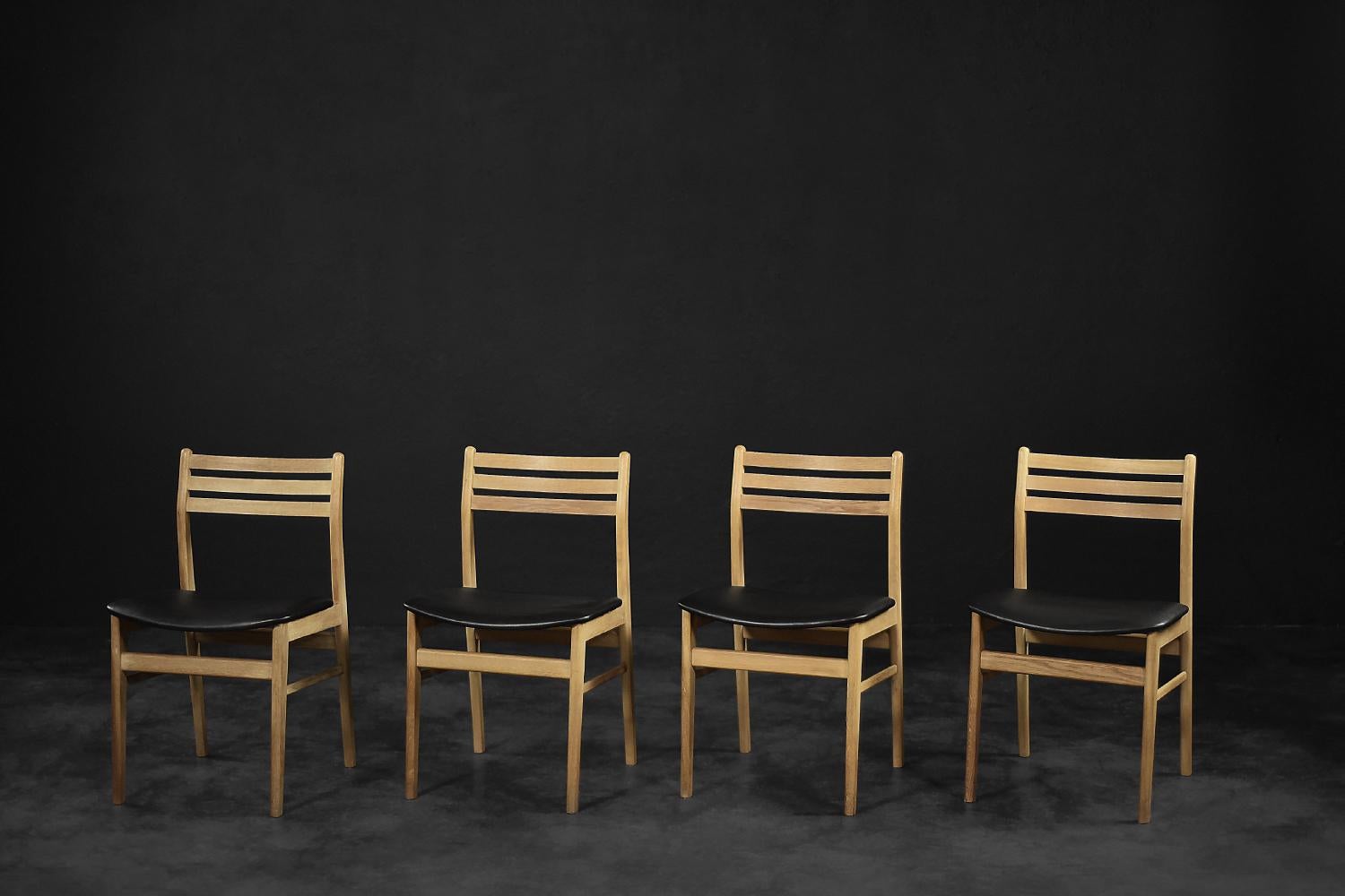 This set of four dining chairs was produced during the 1960s by the Danish manufactory Sax Mobelfabrik. The chairs are made of oak wood in a natural, warm and sunny shade. The wood has a calm and regular grain. The backrest is made of three flat
