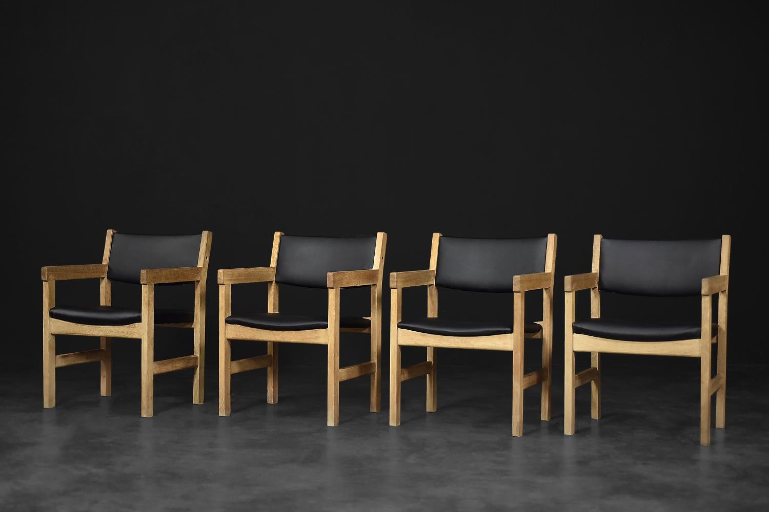 Scandinavian Modern Set of 4 Vintage Midcentury Danish Modern Oak Chairs by Hans J Wegner for GETAMA For Sale