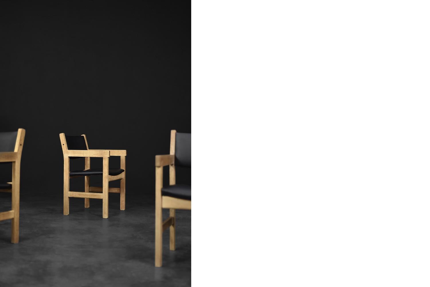 Satz von 4 modernen dänischen Eichenholzstühlen aus der Mitte des Jahrhunderts von Hans J Wegner für Getama (Kunstleder) im Angebot