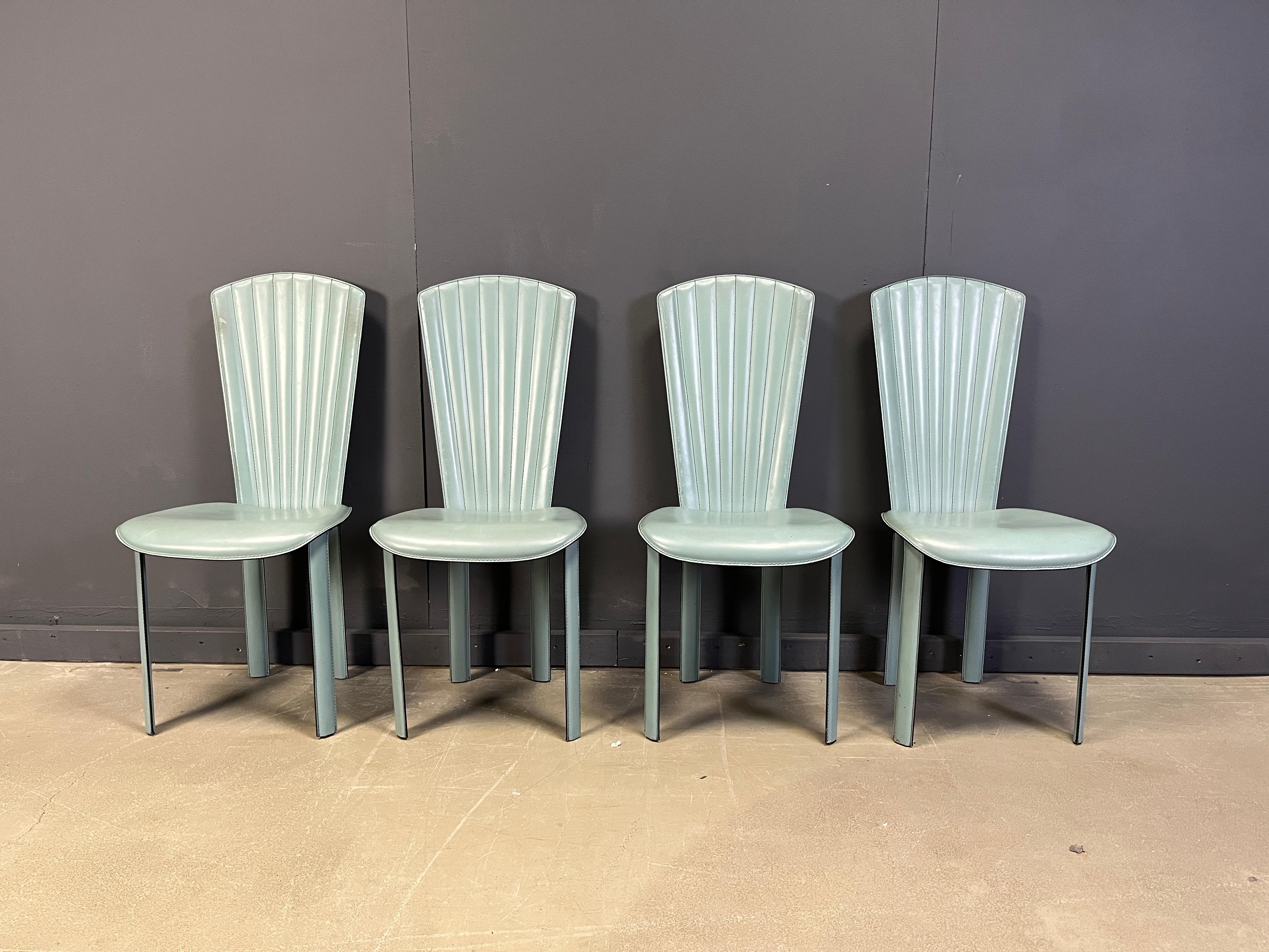 Set di 4 sedie da pranzo italiane con rivestimento in pelle martellata verde menta.

anni '80 - Italia

Buone condizioni con normale usura dovuta all'età

Dimensioni:
Altezza: 105 cm
Larghezza: 45 cm
Profondità: 45 cm
Altezza della seduta: 45