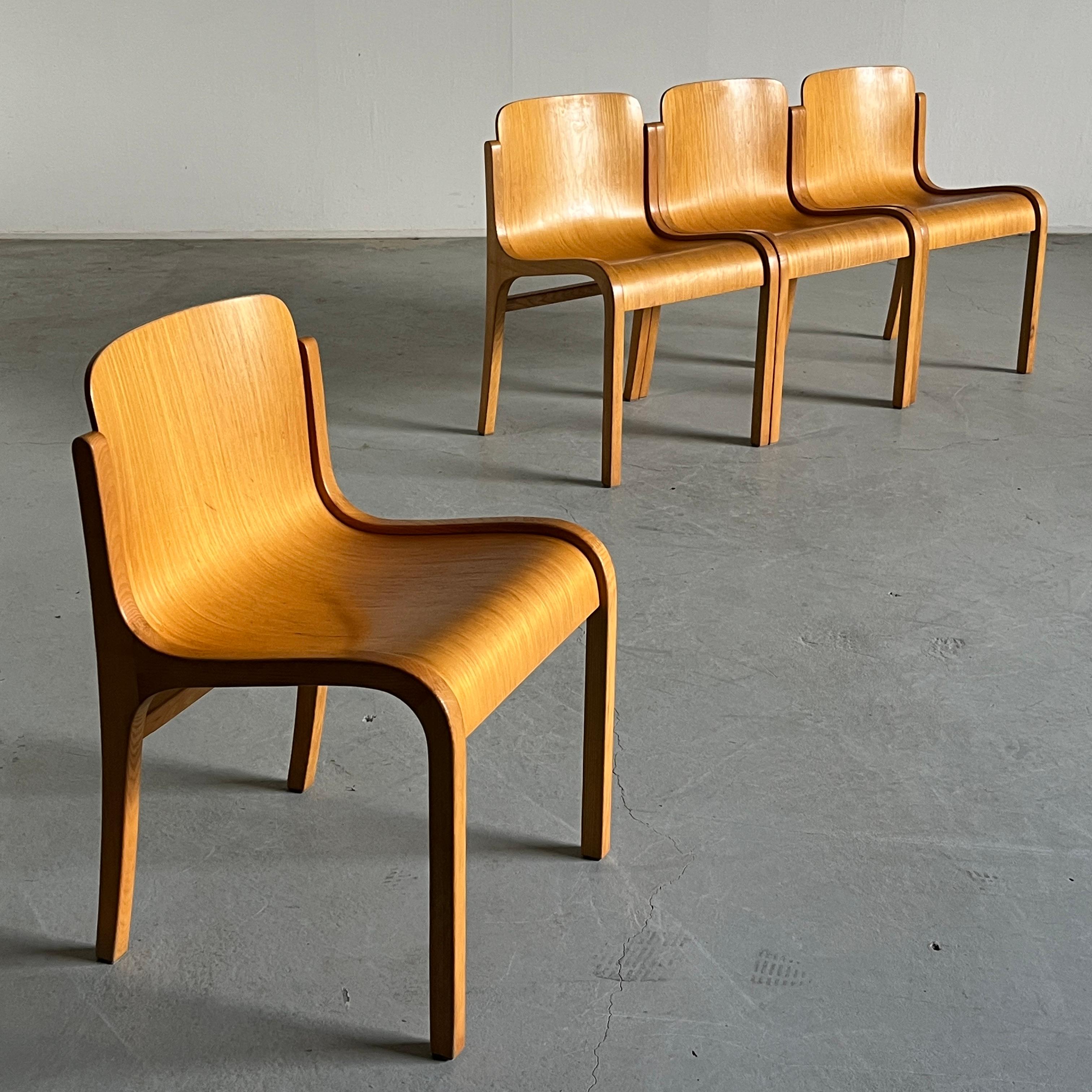 Set di quattro sedie vintage 'Mito' dell'iconico designer e architetto Carlo Bartoli per il produttore italiano Tisettanta (T70).
Bellissima costruzione composta da un unico foglio di compensato piegato. Compensato di alta qualità, molto