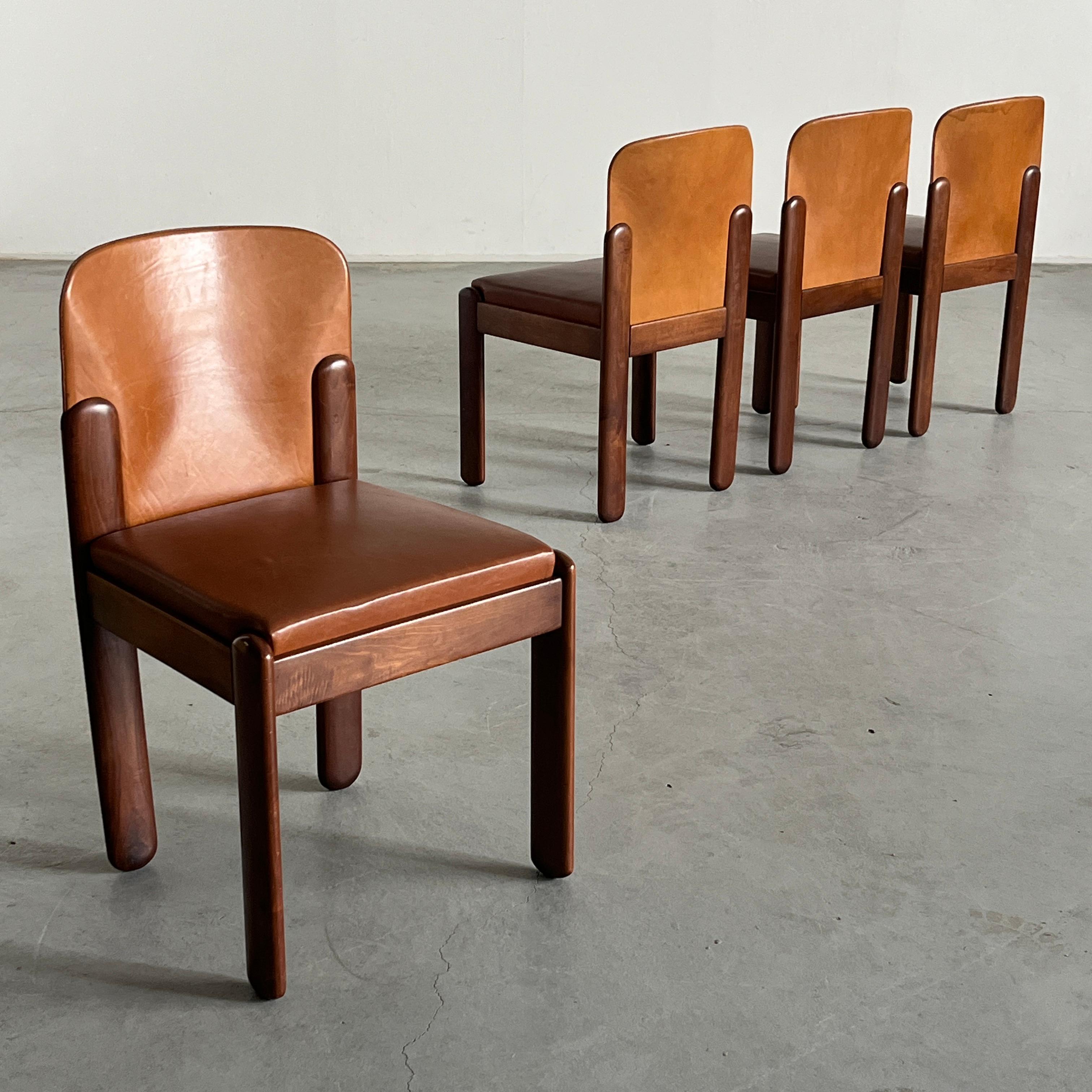 Ensemble de quatre chaises de salle à manger classiques 