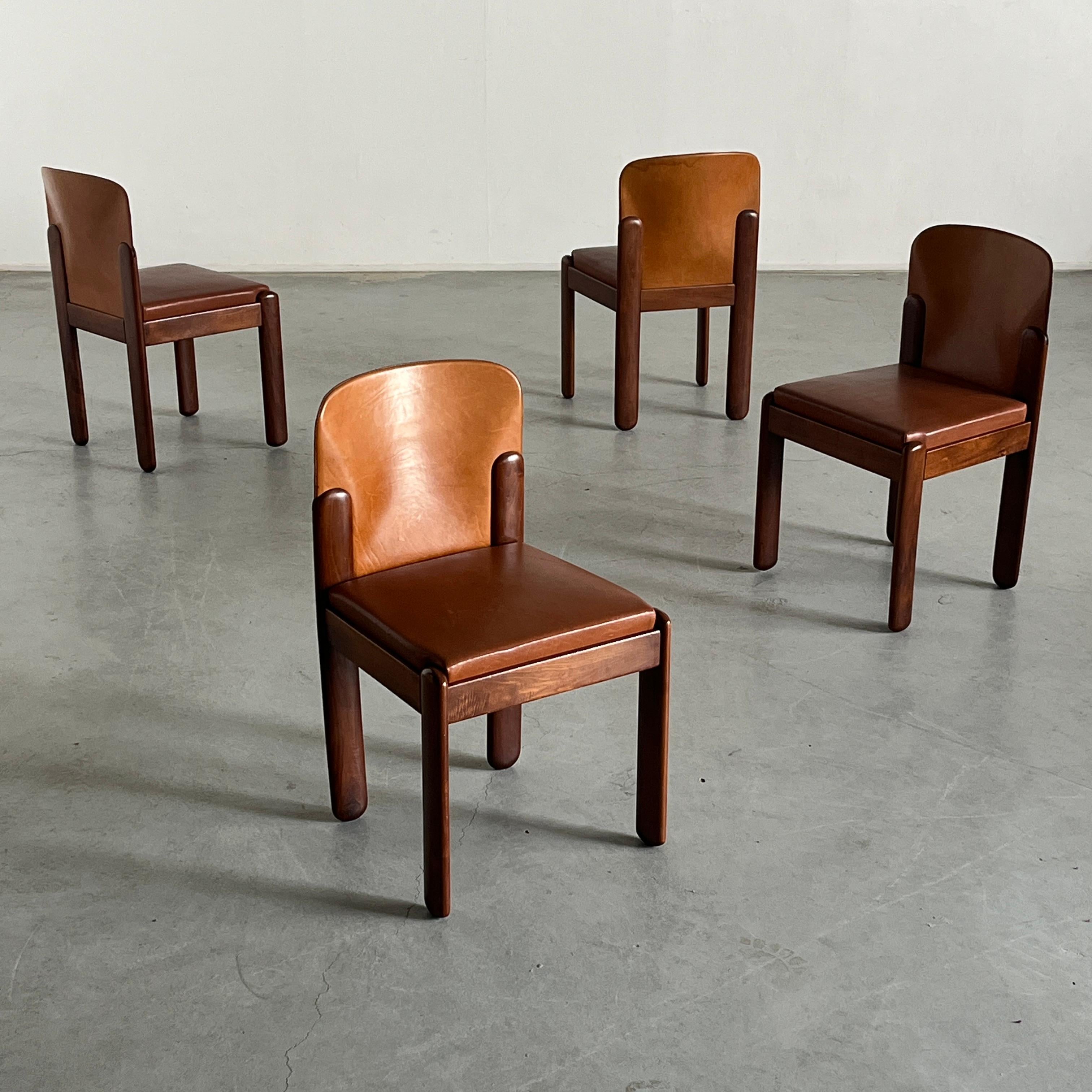 Mid-Century Modern Ensemble de 4 chaises de salle à manger Vintage 'Model Noppola' par Silvio Coppola pour Bernini, 1960s en vente
