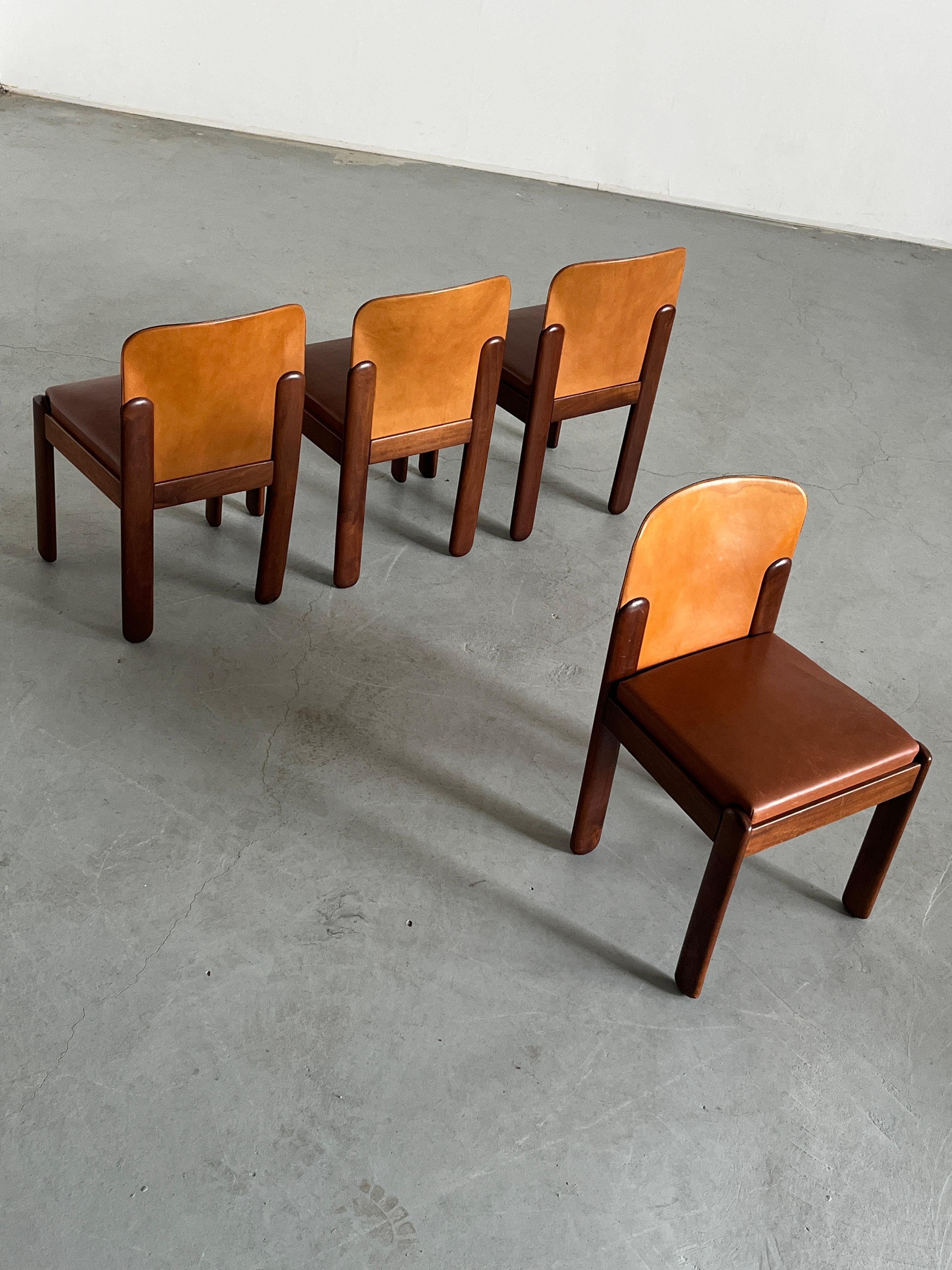 Ensemble de 4 chaises de salle à manger Vintage 'Model Noppola' par Silvio Coppola pour Bernini, 1960s Bon état - En vente à Zagreb, HR