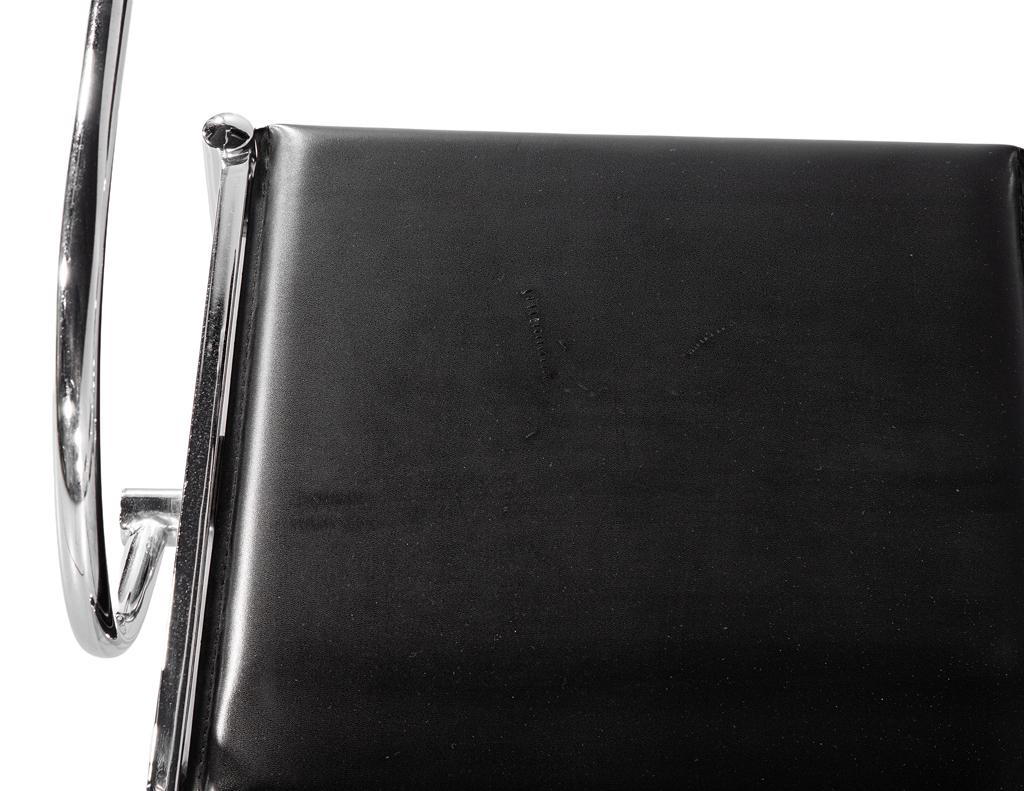 Ensemble de 4 chaises en métal tubulaire en cuir noir vintage et moderne en vente 9