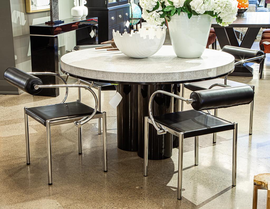 Attribuée à la célèbre chaise Arcadia de Paolo Piva pour B&B Italia. Ces chaises post-modernes des années 80 sont loin d'être ennuyeuses. Les accoudoirs tubulaires en acier inoxydable poli présentent une courbure étonnante qui retient le dossier