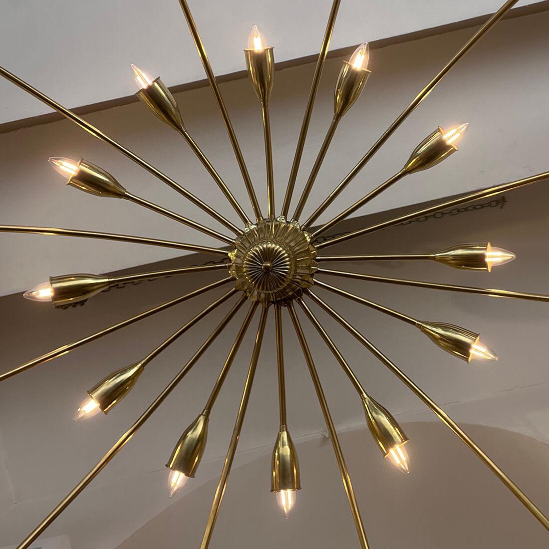 Un set di quattro lampadari moderni italiani degli anni '60 circa con 24 luci.

Misure:
Altezza: 27