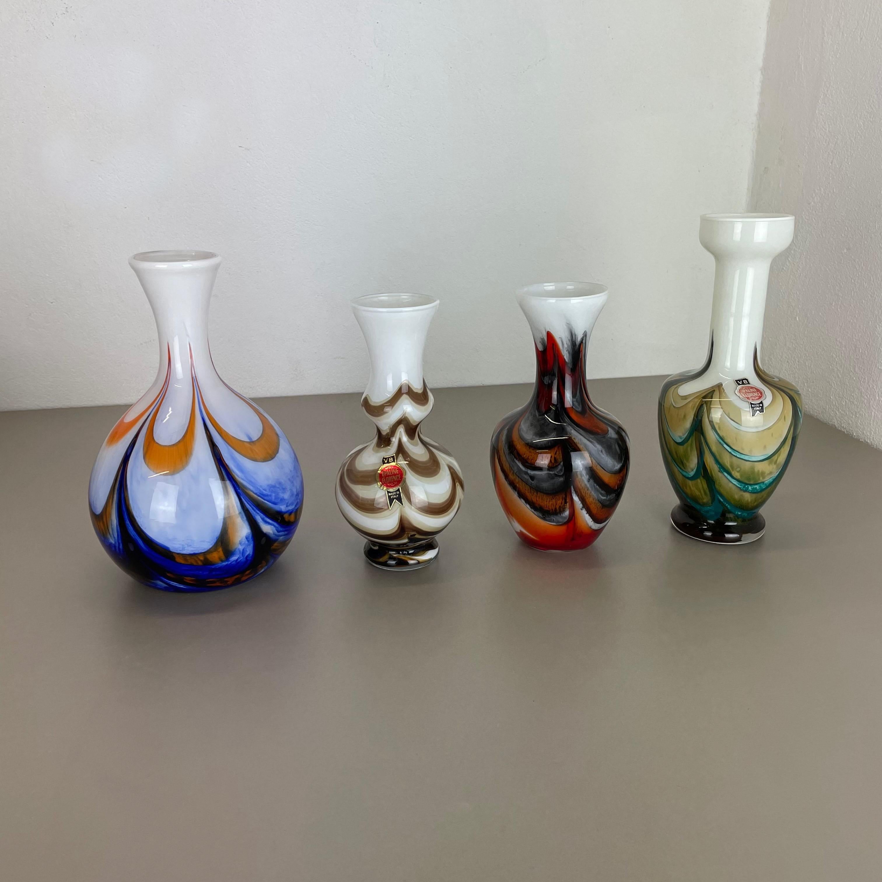 Artikel: 

Pop Art Vase 4er Set


Produzent:

Opalin Florenz



Entwurf:

Carlo Moretti



Jahrzehnt:

1970s.

Originales mundgeblasenes Vasen-Set aus den 1970er Jahren, hergestellt in Italien von Opaline Florenz. Hergestellt