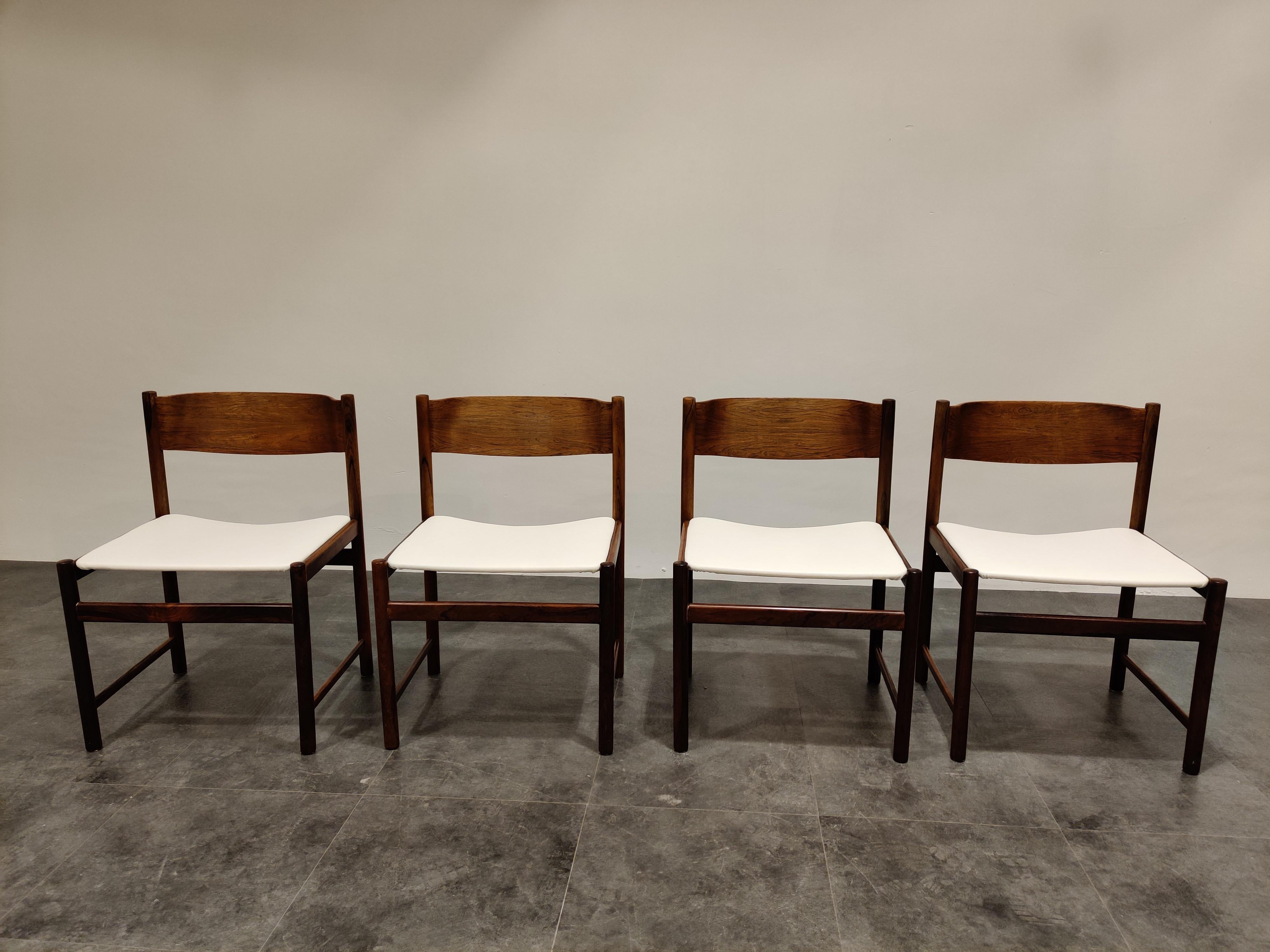 Finely designed set of 4 dining chairs possibly by Cees Braakman for Pastoe.

The chairs are well made and have a beautiful organic shape with a nice wood grain.

The chairs feature a teak wooden frame upholstered with white skai (faux