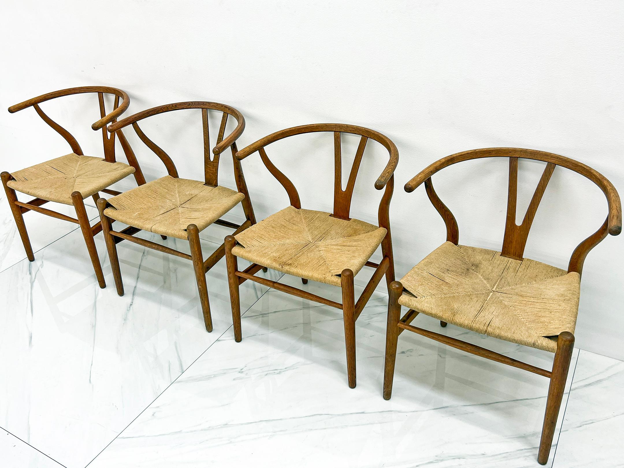 Set of 4 Vintage Patinated Hans Wegner CH24 Wishbone Dining Chairs in Oak In Good Condition In Culver City, CA