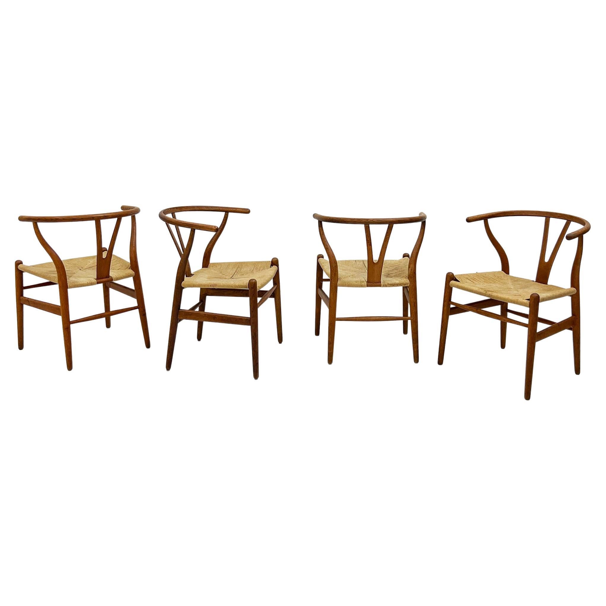 Set of 4 Vintage Patinated Hans Wegner CH24 Wishbone Dining Chairs in Oak