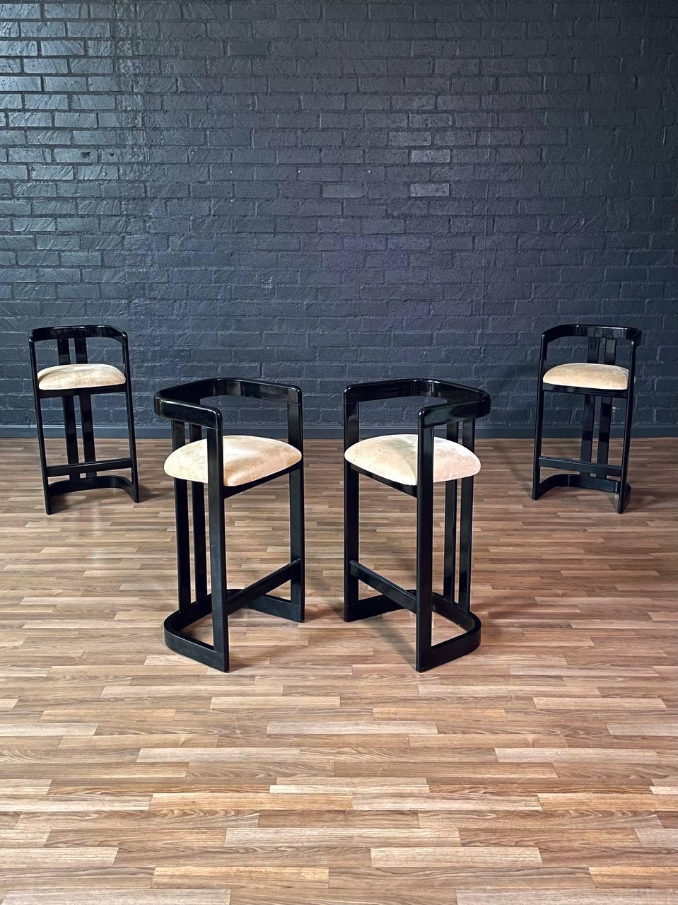 Zustand: Original Vintage By Zustand
MATERIALIEN: Schwarz lackiertes Holz, Original-Samtstoff

Dieses auffällige Set aus vier postmodernen Barhockern wurde in den 1980er Jahren in den Vereinigten Staaten hergestellt und zeichnet sich durch seine
