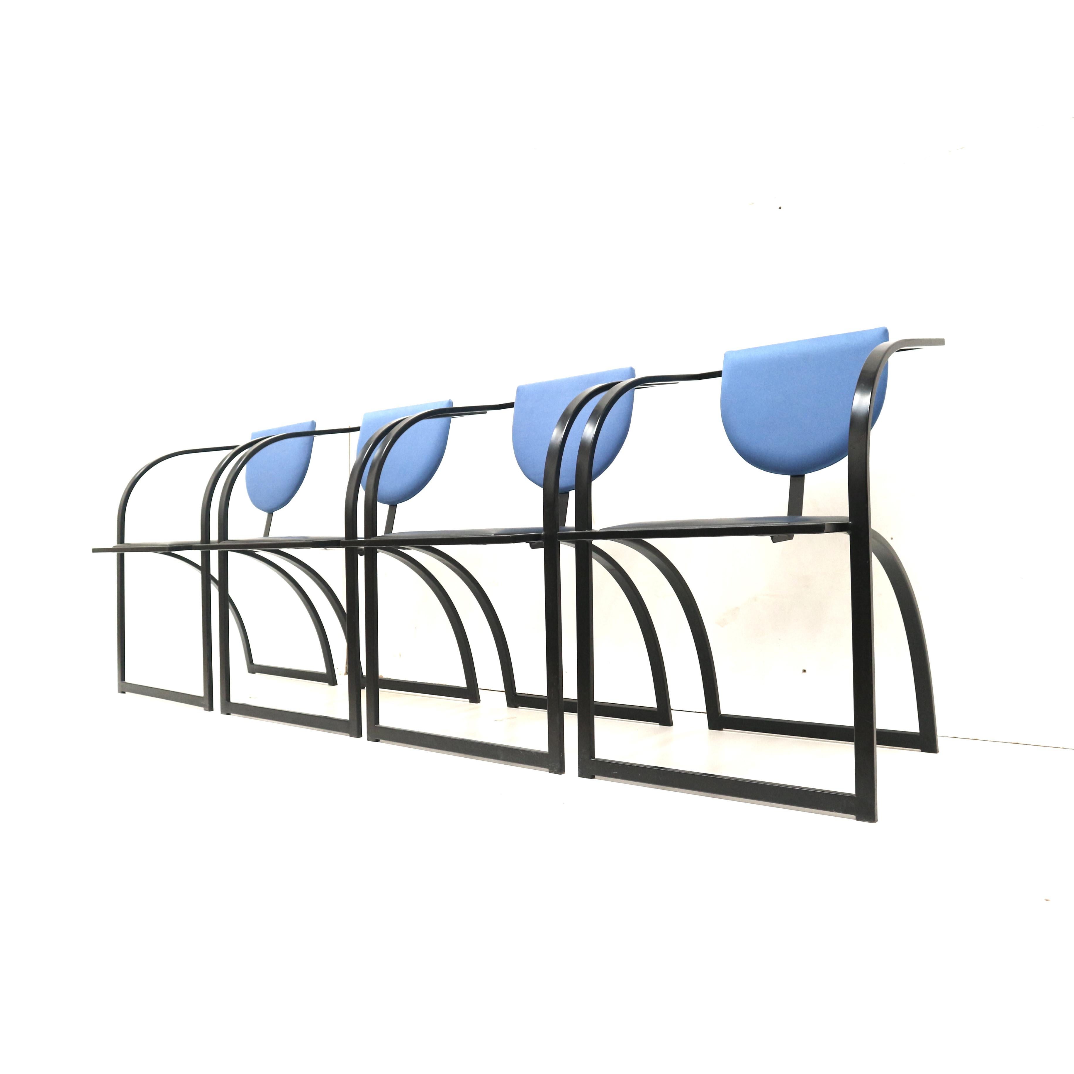 Satz von 4 postmodernen Esszimmerstühlen Modell 'Cosinus' von Karl Friedrich Förster für KFF Design.

Abmessungen:
Höhe der Rückenlehne: 83 cm
Sitzhöhe: 47 cm
Breite: 55 cm
Tiefe: 55 cm

Die Stühle sind in einem guten Zustand und weisen altersgemäße