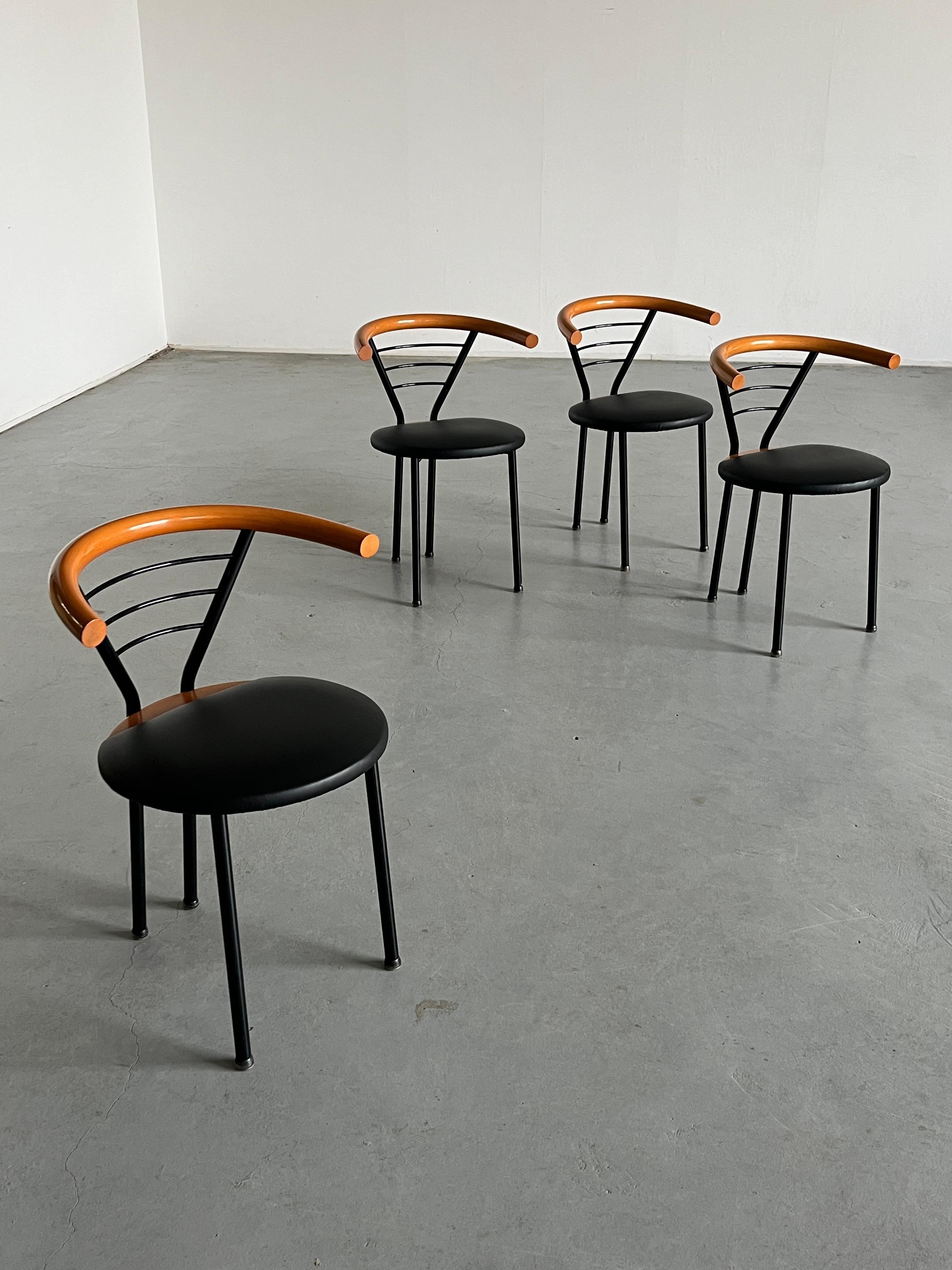 Italiano Set di 4 poltrone geometriche postmoderne vintage, stile Memphis scultoreo, anni '90 in vendita