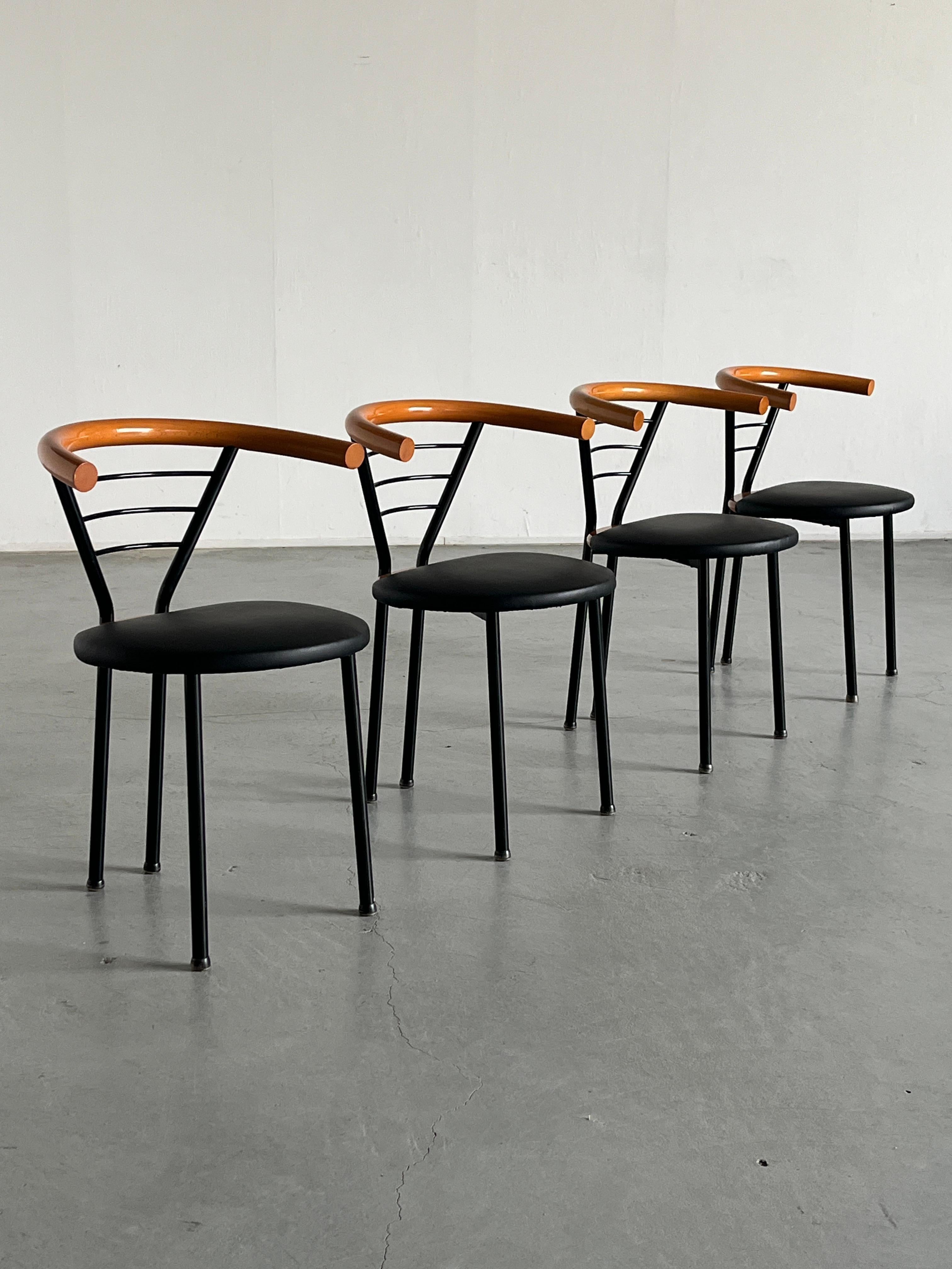 Fine XX secolo Set di 4 poltrone geometriche postmoderne vintage, stile Memphis scultoreo, anni '90 in vendita