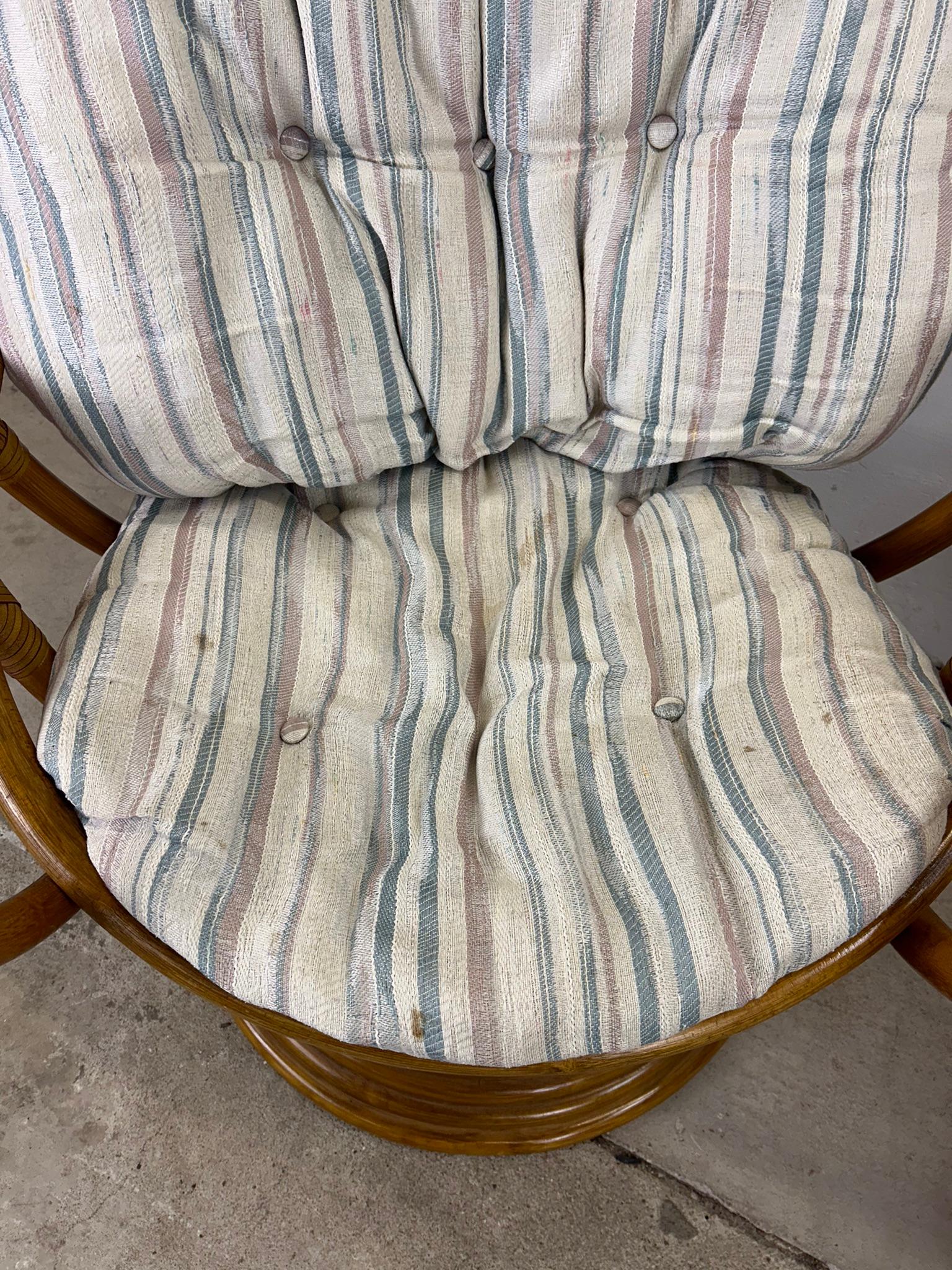 Set of 4 vintage rattan accent chairs with swivel base In Good Condition For Sale In Freehold, NJ