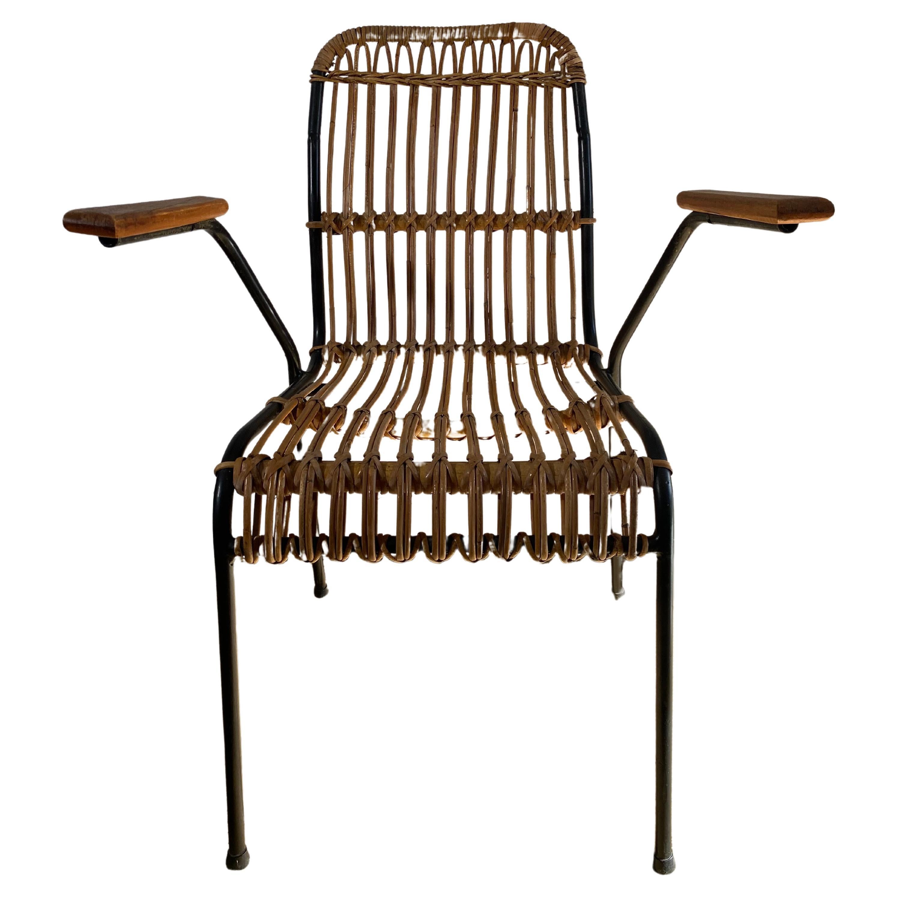 Questo raro set di 4 sedie da giardino in bambù vintage è stato realizzato in Belgio da Schumacher alla fine degli anni Cinquanta. La particolarità è che il rattan scorre quasi lungo il bordo anteriore della seduta, differenziando il suo design