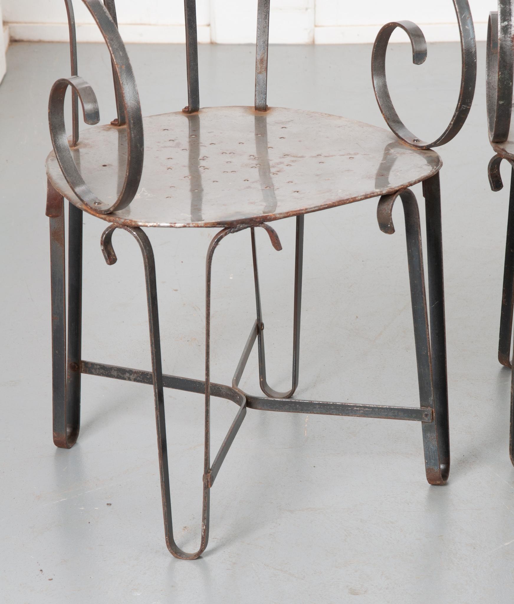 Set of 4 Vintage Scroll Arm Metal Chairs In Good Condition In Baton Rouge, LA