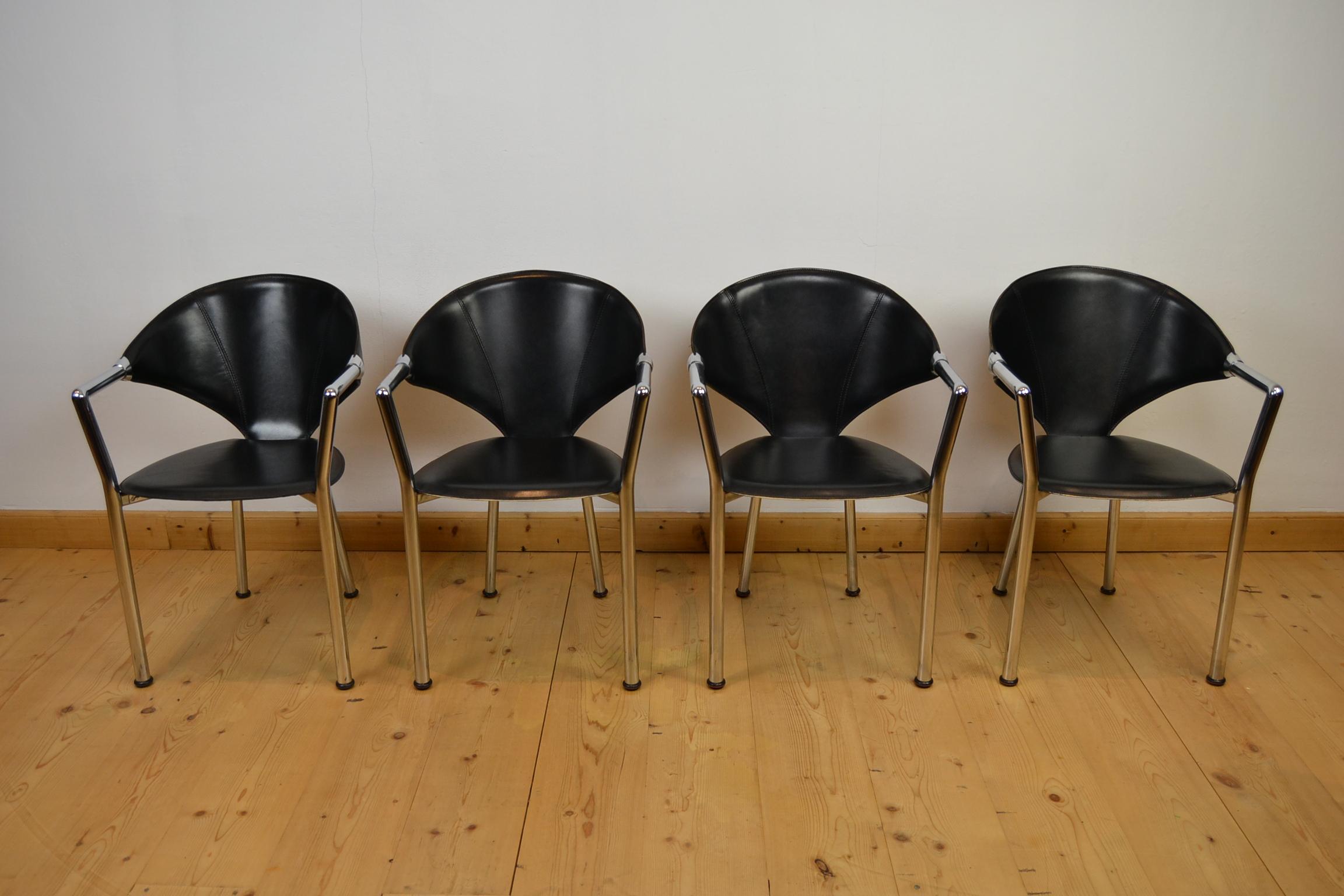Set of 4 stylish black modern chairs.
These vintage Italian chairs by Segis Italy date from the late 1970s-1980s.
Dining chairs - Office chairs - Armchairs with black leather seats and a chromed frame.
Nice shape and stitching.
In good vintage