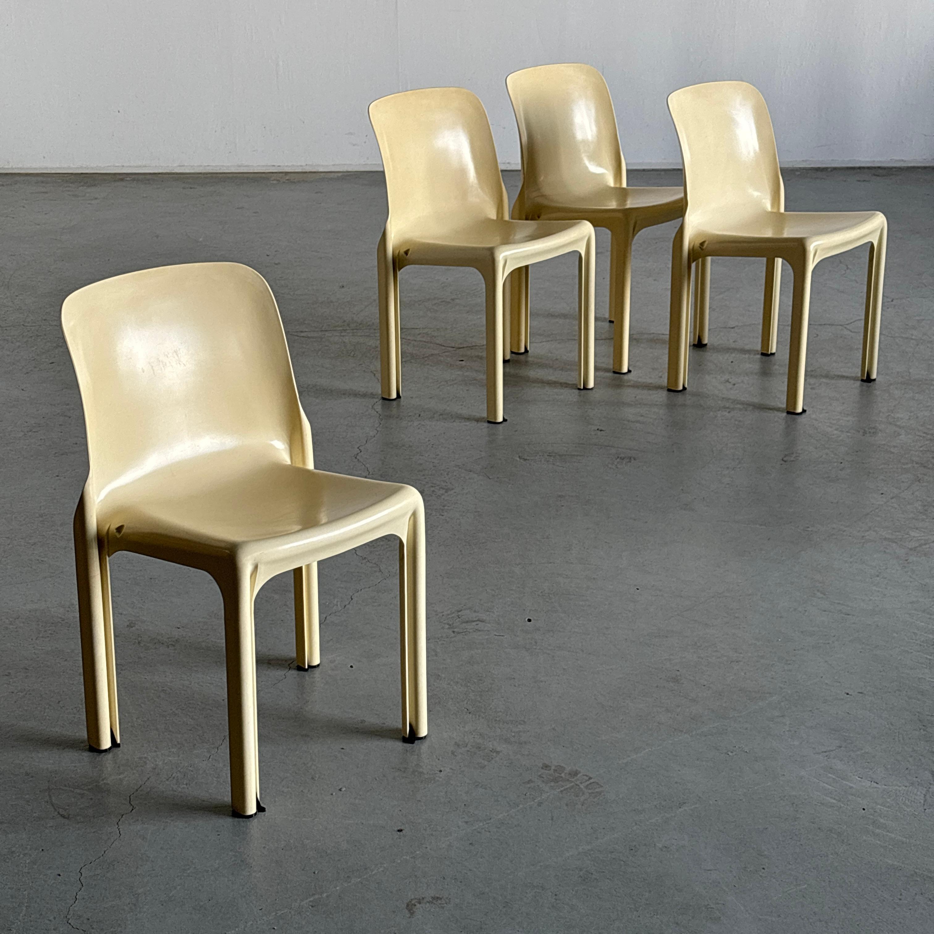 Satz von 4 Vintage 'Selene' Esszimmerstühlen von Vico Magistretti für Artemide, 1970er Jahre (Postmoderne) im Angebot