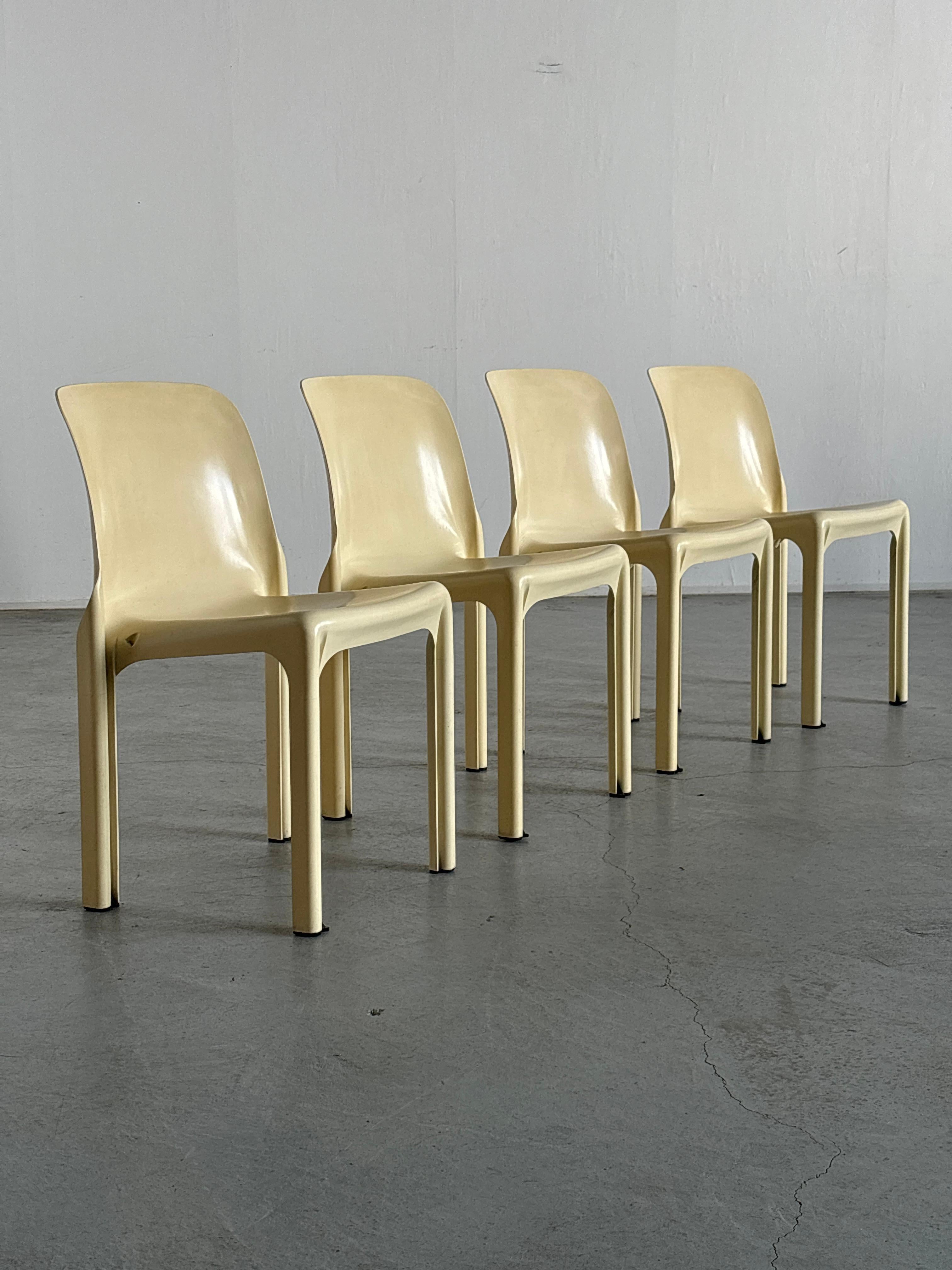 Satz von 4 Vintage 'Selene' Esszimmerstühlen von Vico Magistretti für Artemide, 1970er Jahre (Italienisch) im Angebot