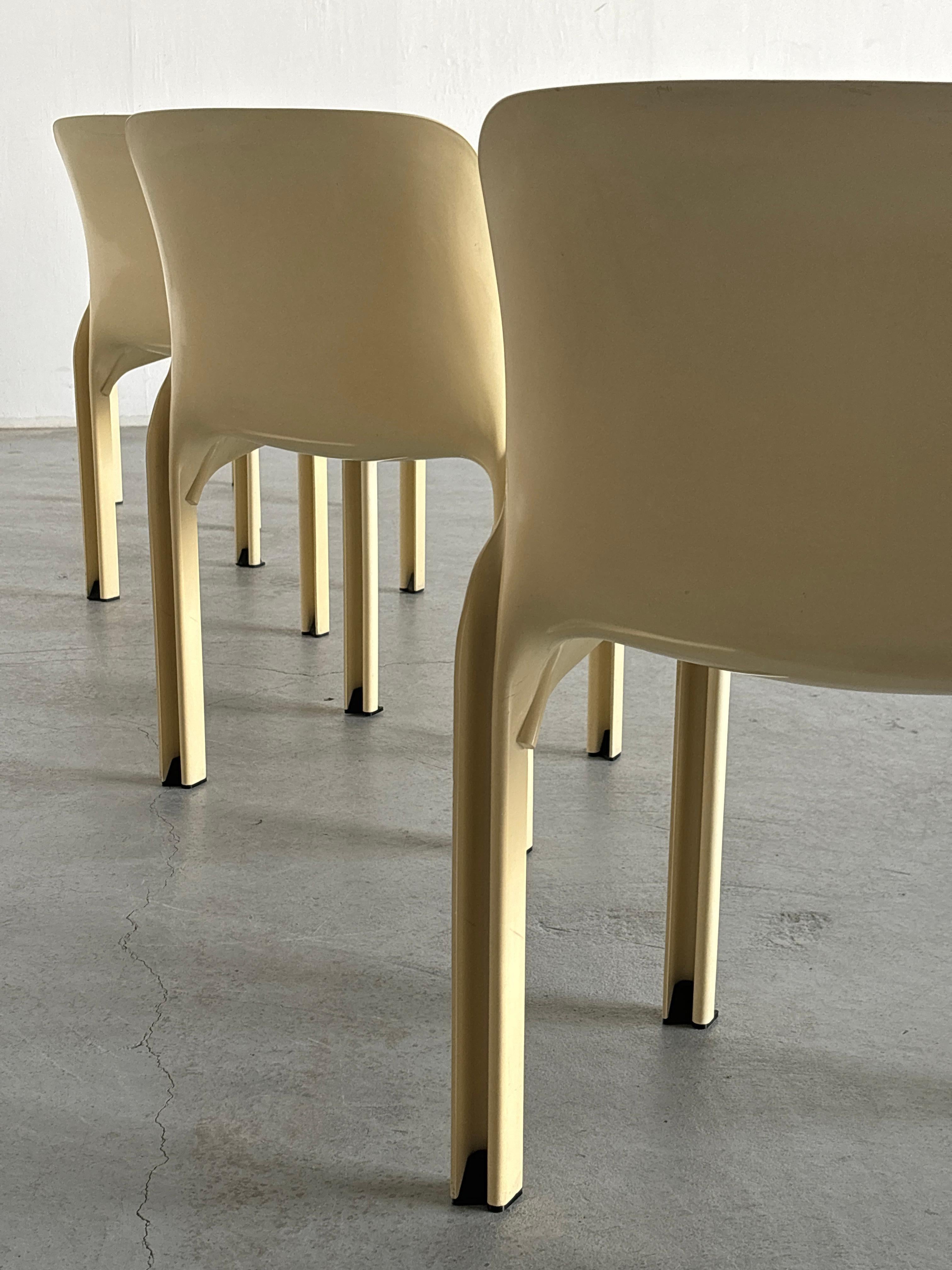 Satz von 4 Vintage 'Selene' Esszimmerstühlen von Vico Magistretti für Artemide, 1970er Jahre (Kunststoff) im Angebot