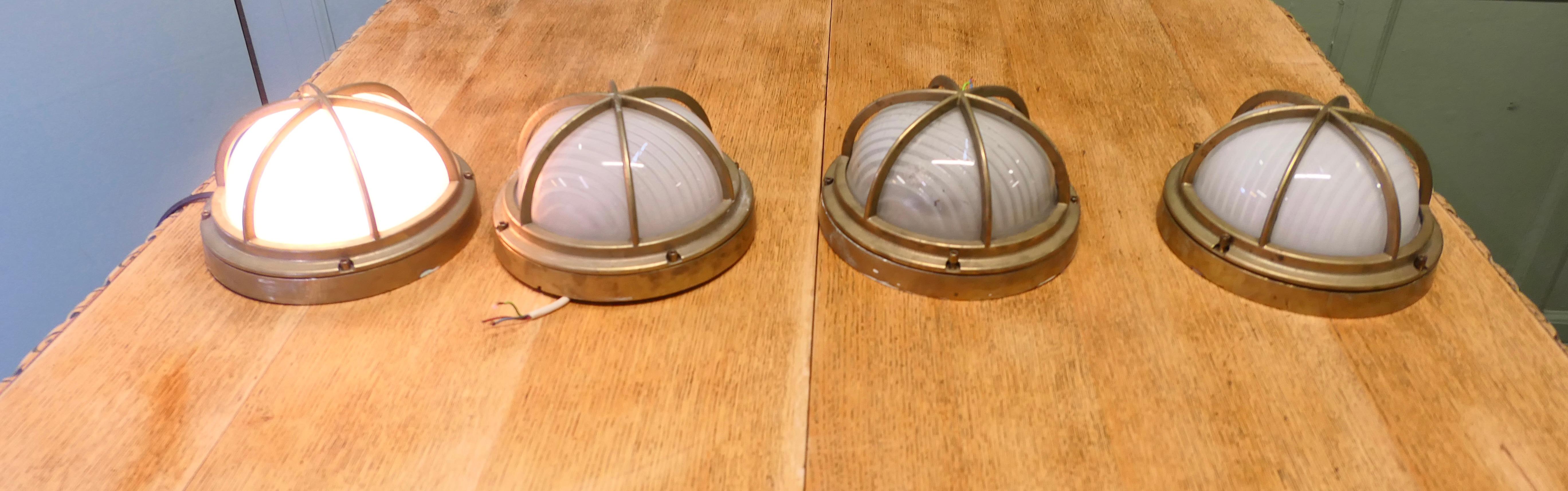 Set de 4 apliques náuticos de latón estilo vintage  

Las lámparas son de latón con pantallas de cristal opaco, están totalmente recableadas y se pueden fijar a la pared o a otra superficie Las lámparas están en muy buen estado, miden 15 cm de