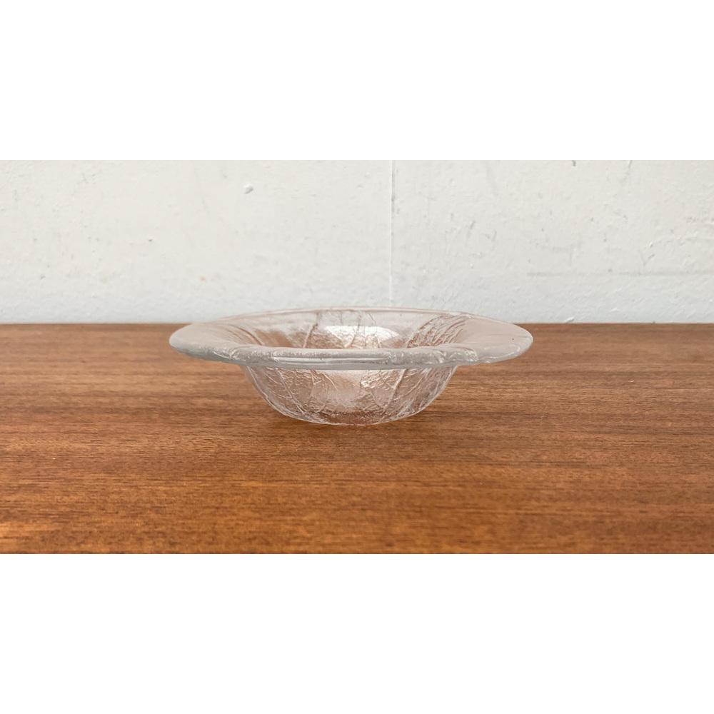 Schwedische Vintage-Glasschalen mit Blumendesign von Ann Wärff für Kosta Boda, 4er-Set, in sehr gutem Zustand. Entworfen 1970 bis 1979 offizieller Echtheitsnachweis wie Vintage-Kataloge, Designer-Schallplatten.

Zusätzliche