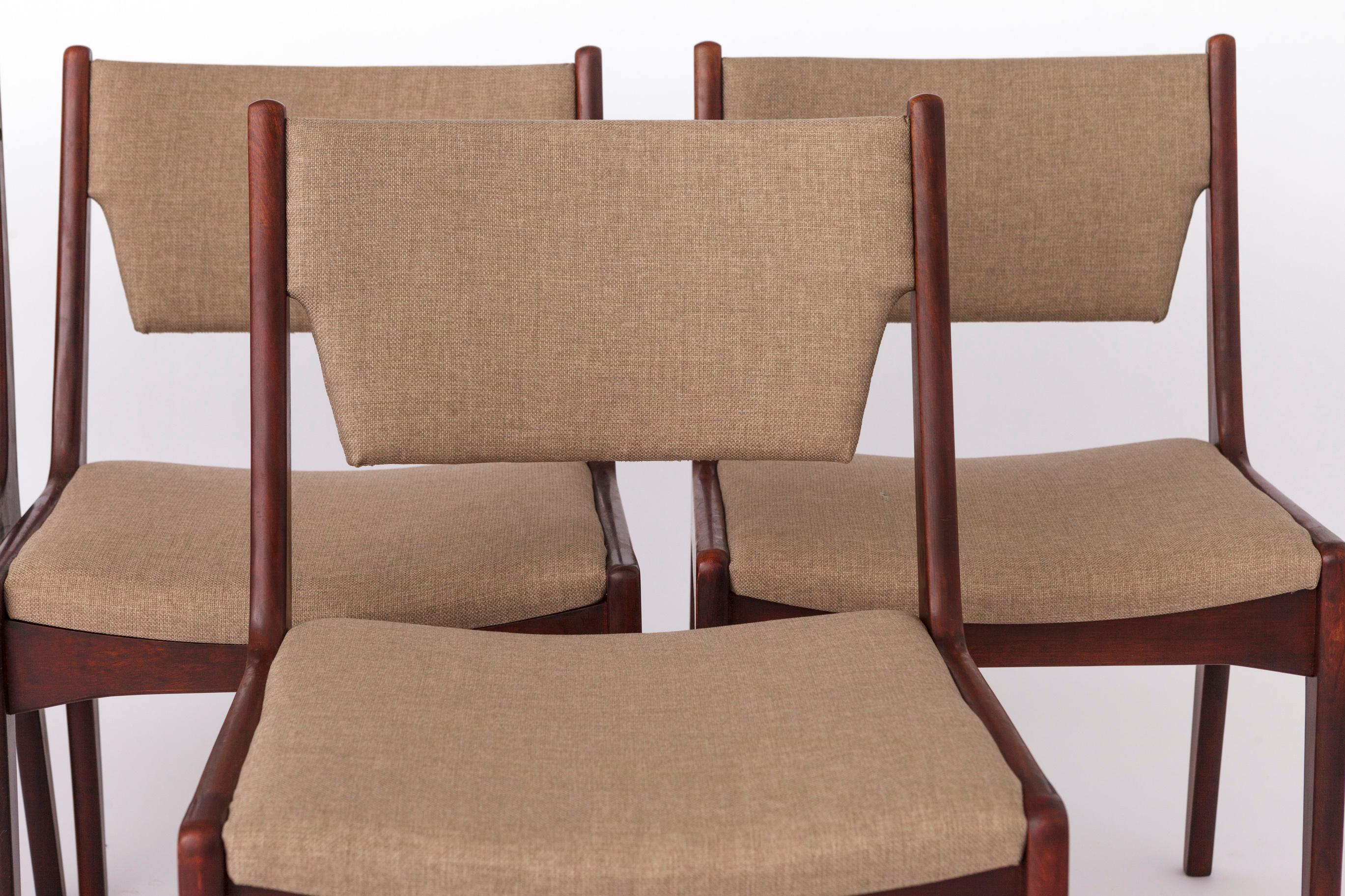 ✨ Set di 4 sedie vintage in teak - anni '60-'70 ✨

Elegante e confortevole seduta Mid-Century
Migliora il tuo spazio con questo esclusivo set di quattro sedie vintage, dotate di un ampio schienale per un maggiore comfort. Con una solida struttura in