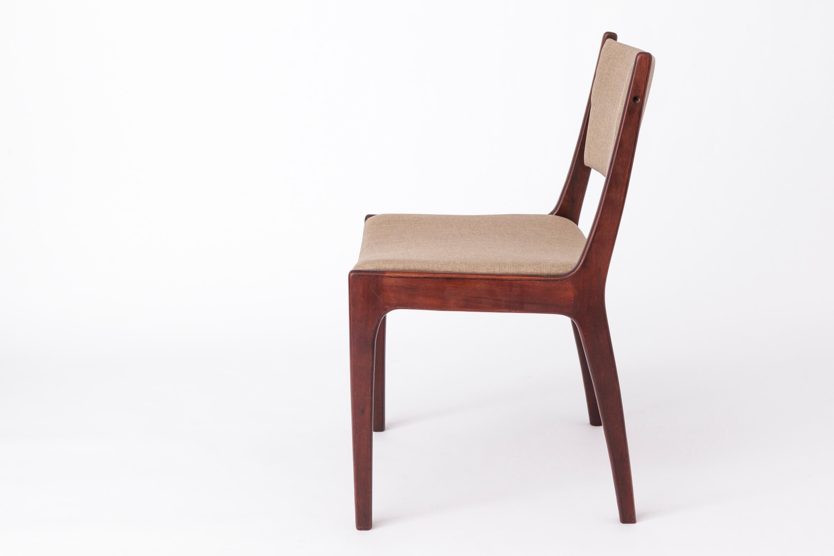 Teak Set di 4 sedie in teak vintage  Sedute moderne di metà secolo degli anni 1960-70  Schiena larga in vendita