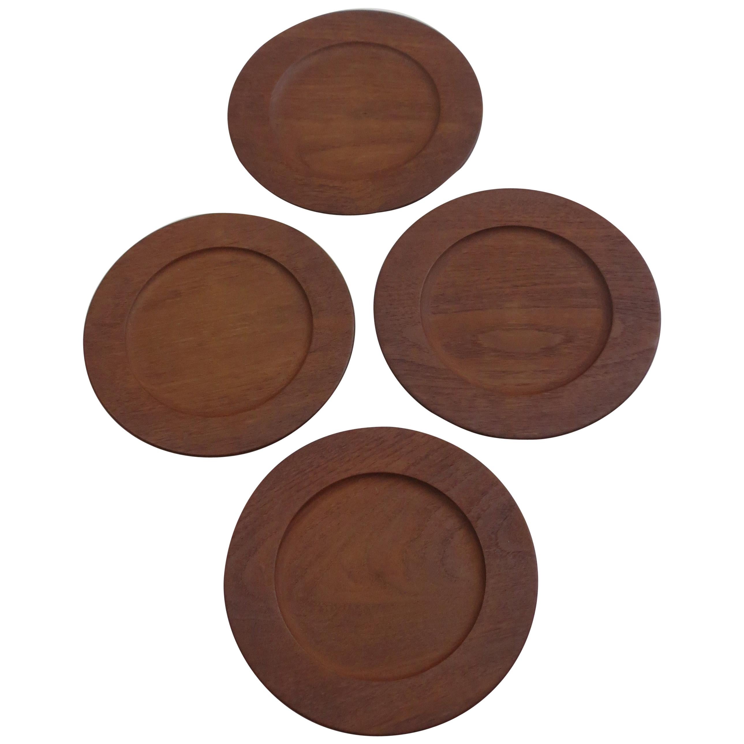 Set of 4 vintage server plates made from solid teak. Date from the 1960s.
 In good condition. 

St1114.
  