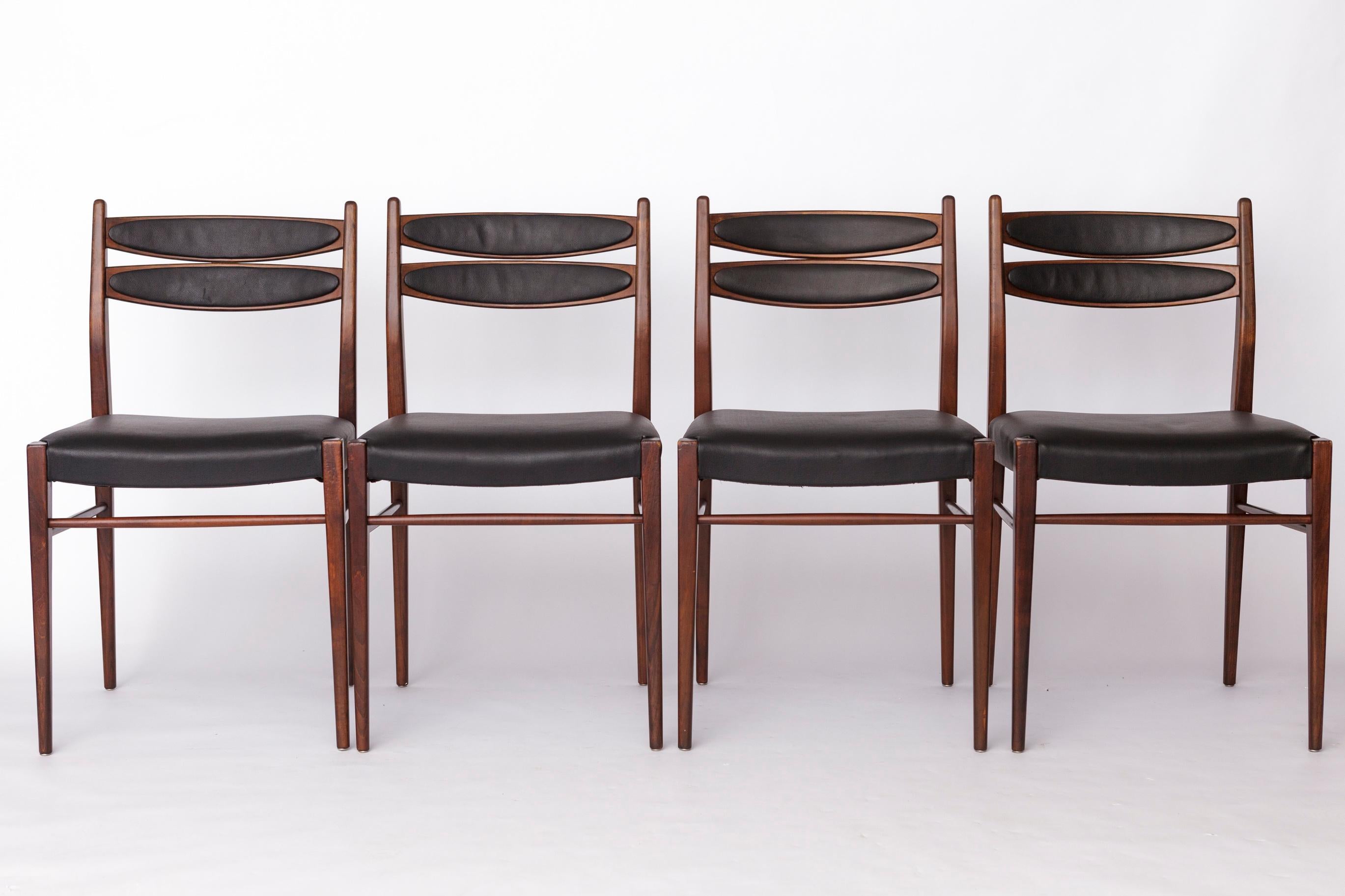 Satz von 4 Teak-Esszimmerstühlen, 1960er Jahre Deutschland

Der Preis gilt für den kompletten Satz von 4 Stühlen

Ein wunderschönes Set aus 4 Vintage-Esszimmerstühlen, die in den 1960er Jahren in Deutschland hergestellt wurden (Hersteller
