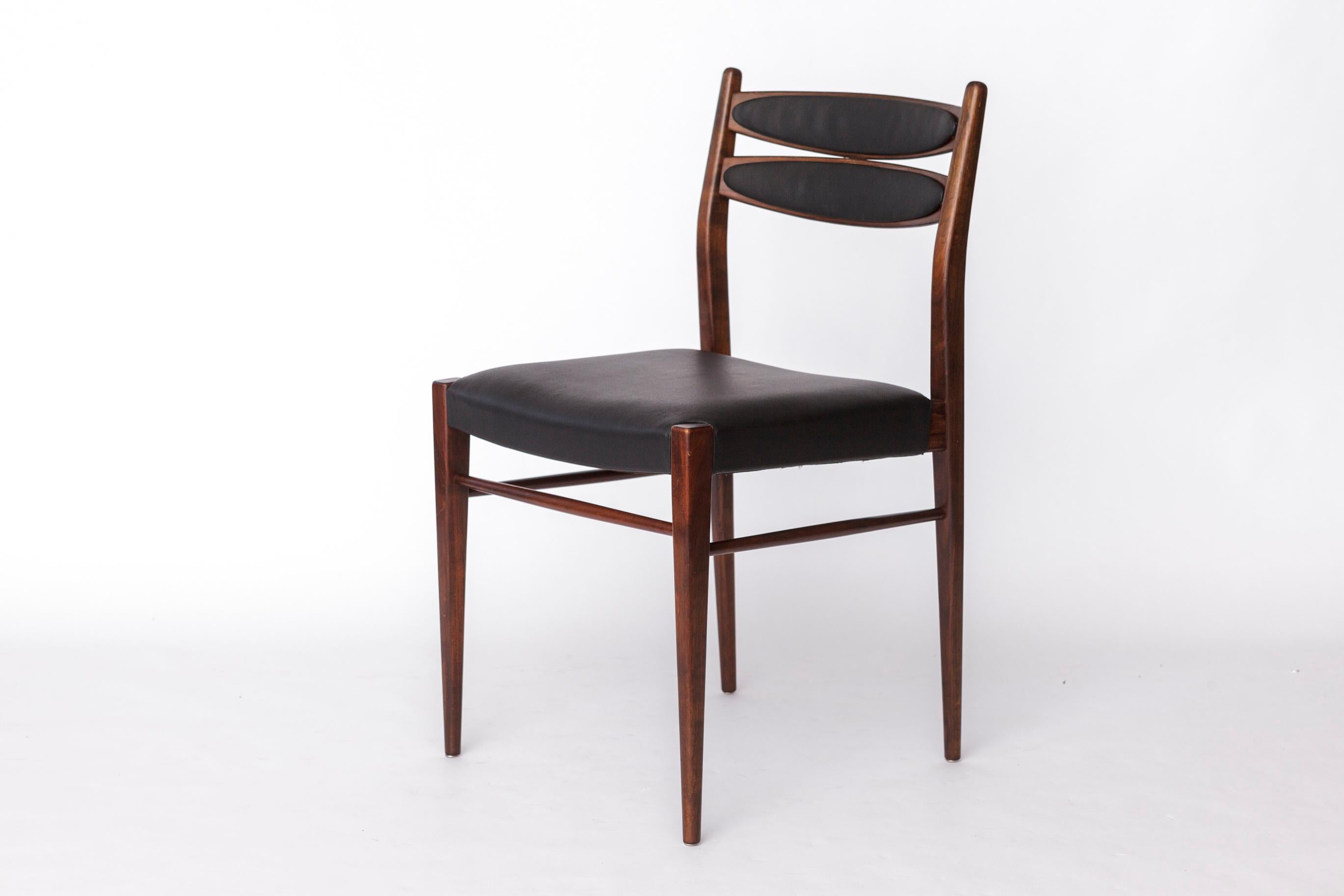 Satz von 4 Vintage Teak Esszimmerstühle, 1960er Jahre Deutsch Mitte des Jahrhunderts Modern, Schwarz Faux (Mitte des 20. Jahrhunderts) im Angebot