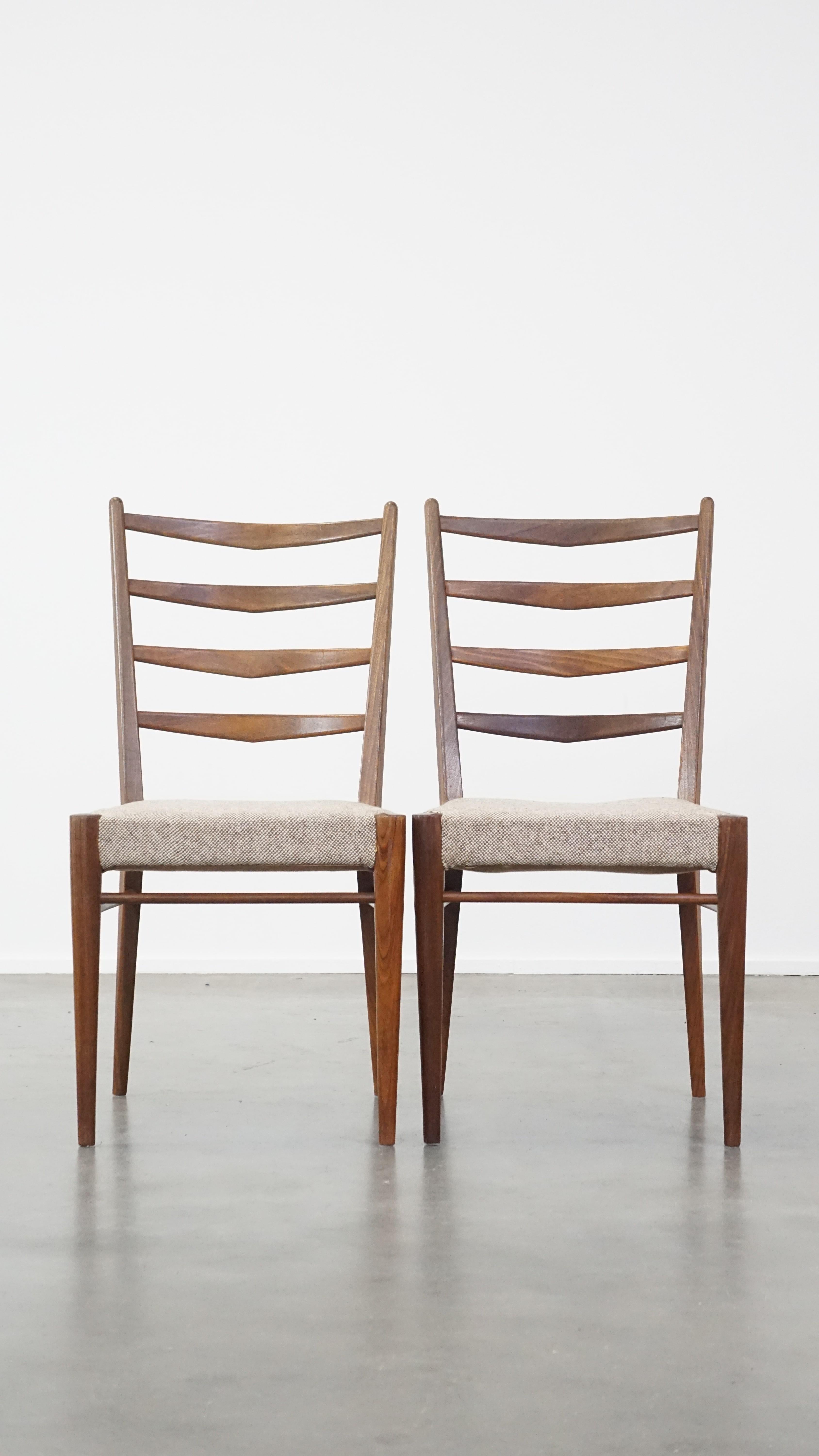 Queste intramontabili sedie in teak sono state disegnate da Cees Braakman negli anni '60 per Pastoe. Le sottili gambe in legno e lo schienale ben sagomato, uniti all'eccellente comfort di seduta e ai sedili imbottiti, rendono questo set molto bello