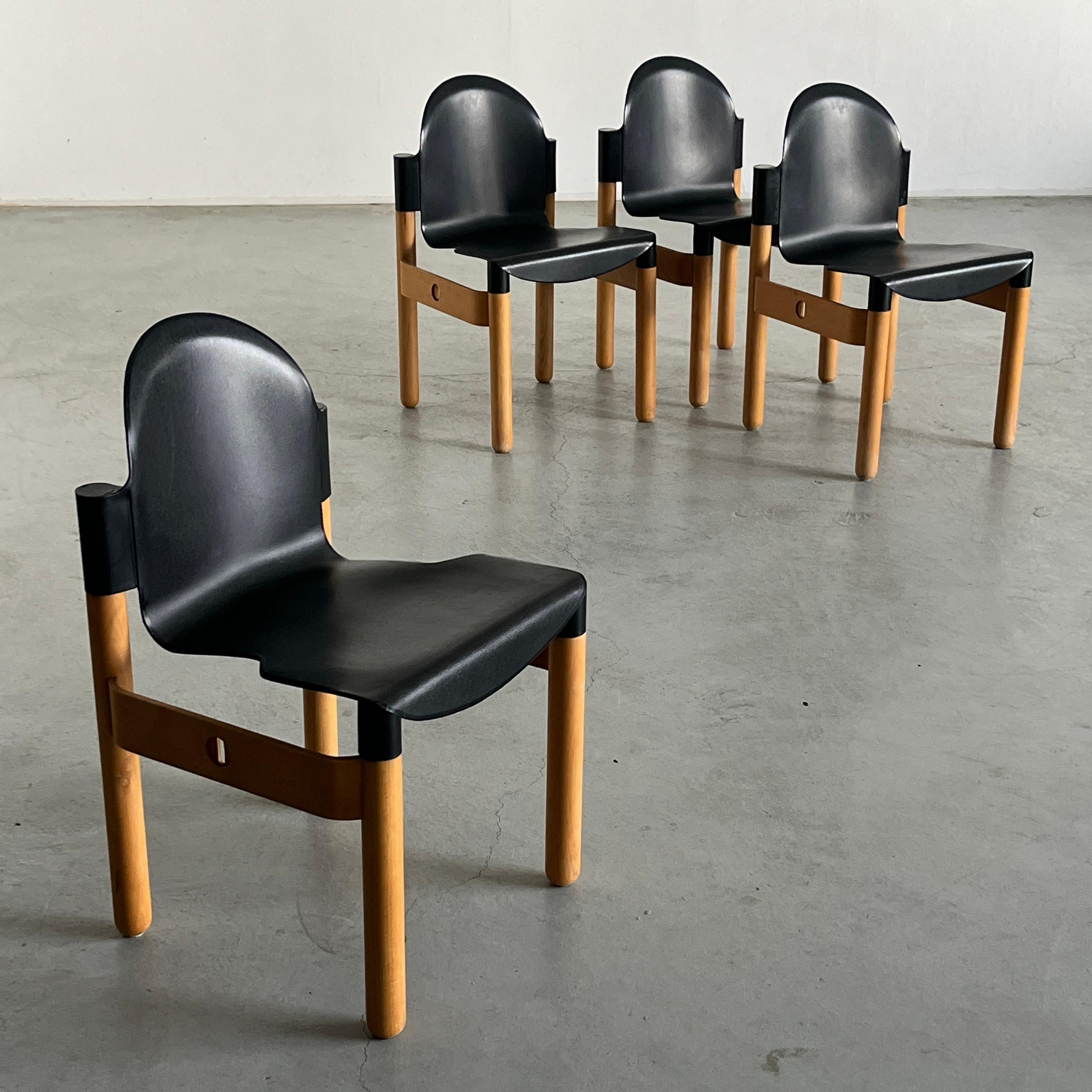 Chaises vintage Thonet Flex 2000, conçues par Gerd Lange pour Thonet et produites par Thonet en 1978 (signées).

Confortable et de qualité. Siège en plastique souple. Léger. Empilable.

Dans l'ensemble en bon état vintage, avec les signes attendus