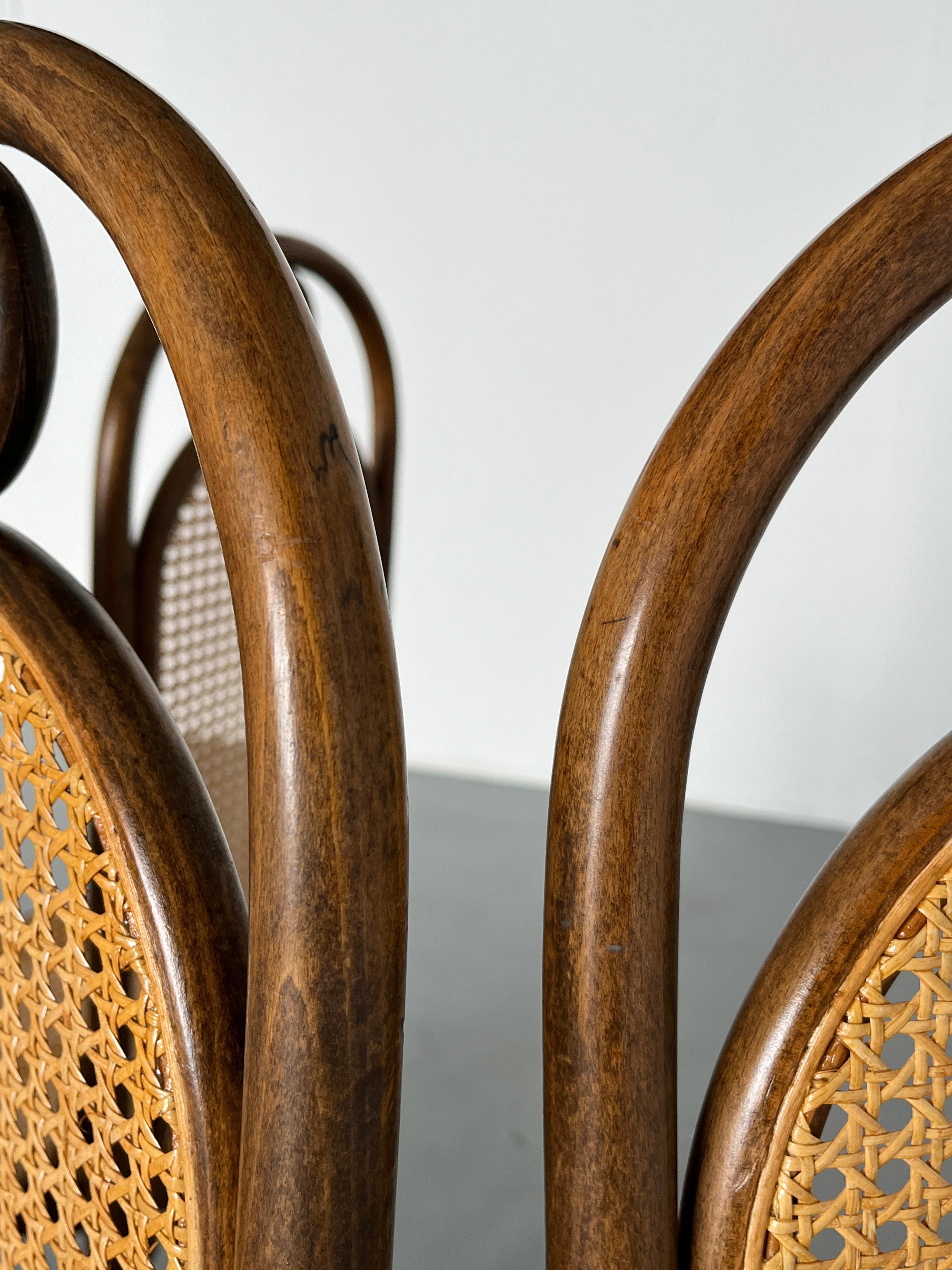 Lot de 4 chaises bistro vintage Thonet Mundus 207R à haut dossier en bois cintré, 1970 en vente 4